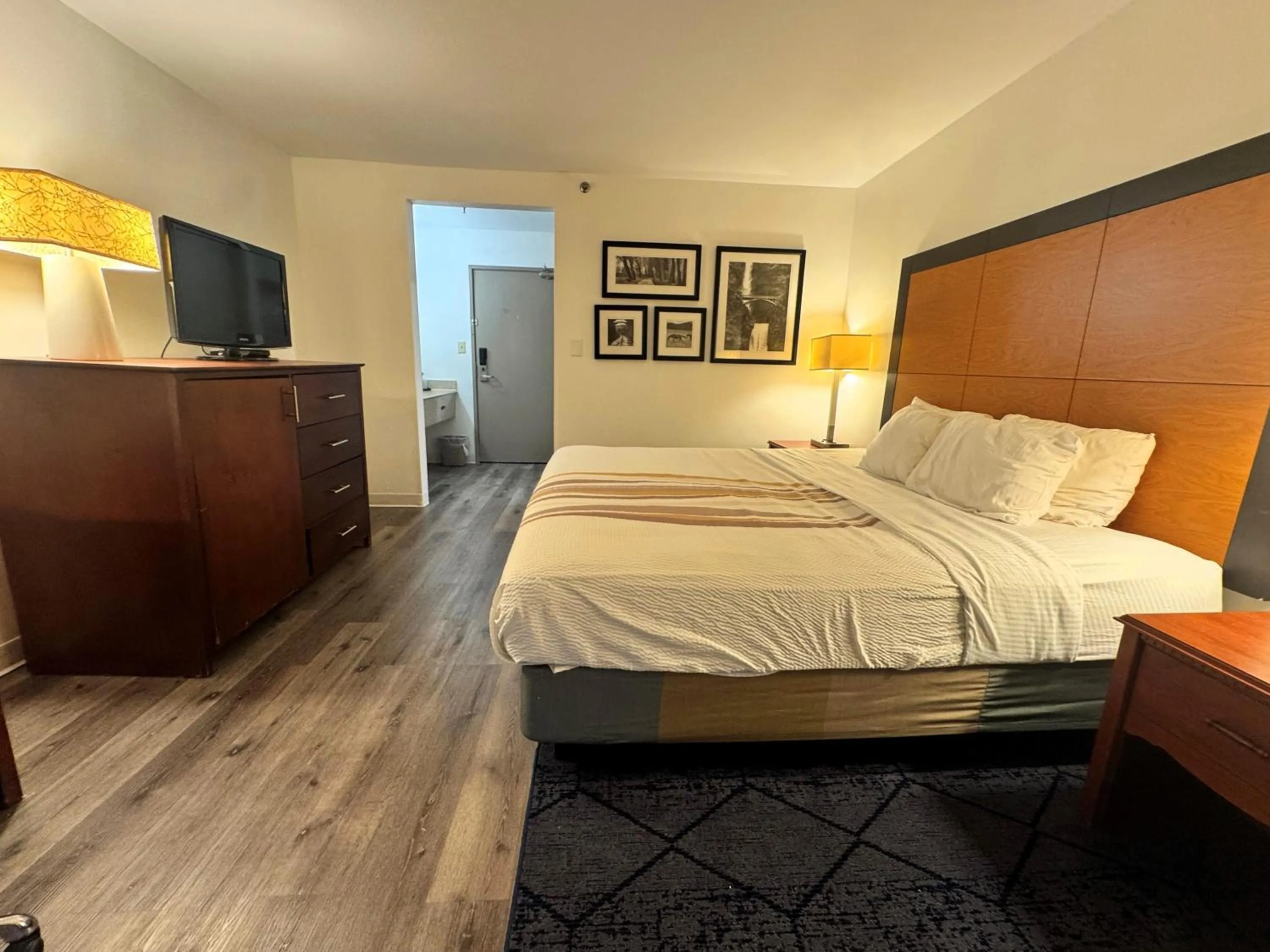 Photo of the whole room, Bed in Baymont by Wyndham Meridian