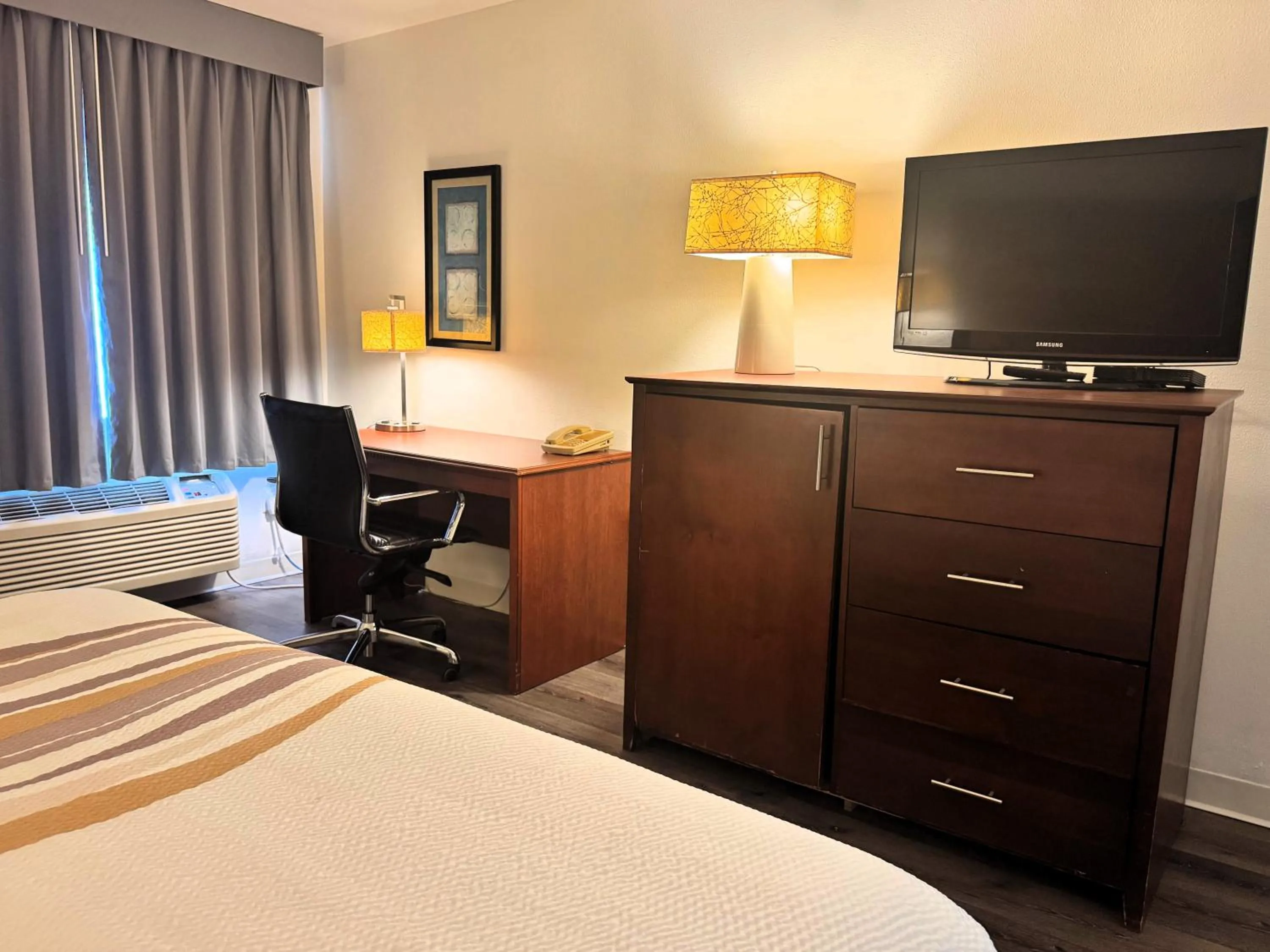 TV and multimedia, Bed in Baymont by Wyndham Meridian