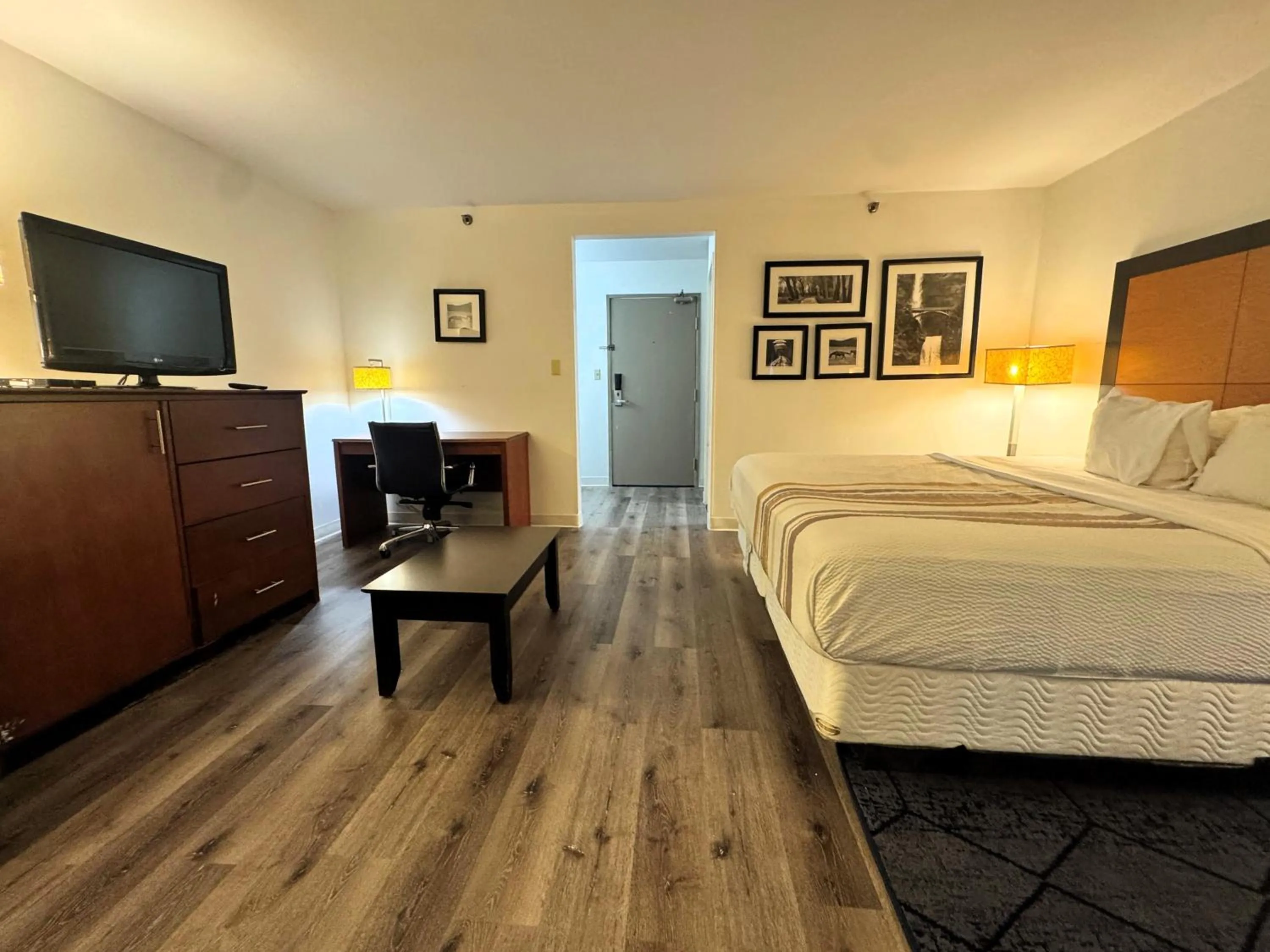 Photo of the whole room, Bed in Baymont by Wyndham Meridian