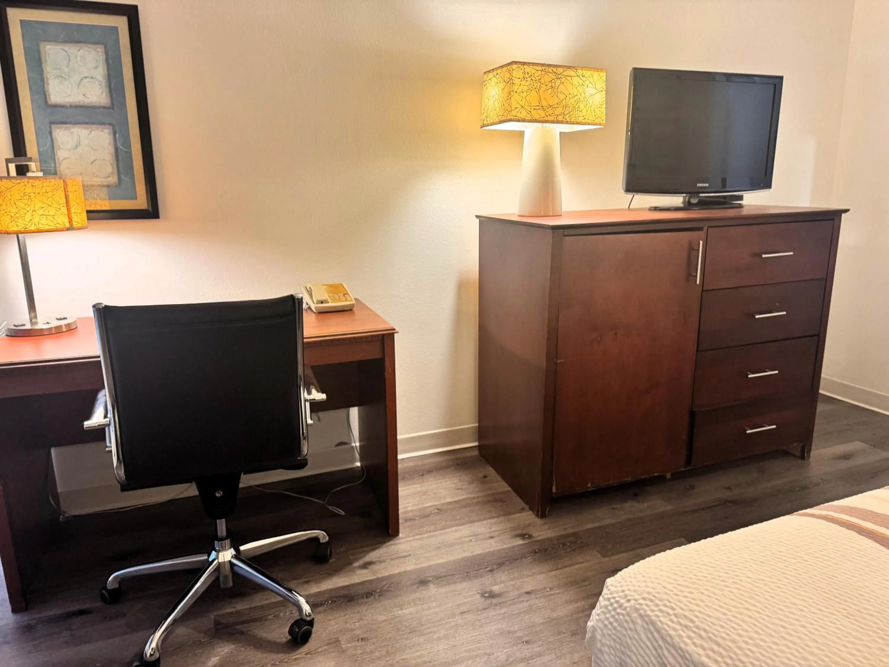 TV and multimedia, Bed in Baymont by Wyndham Meridian