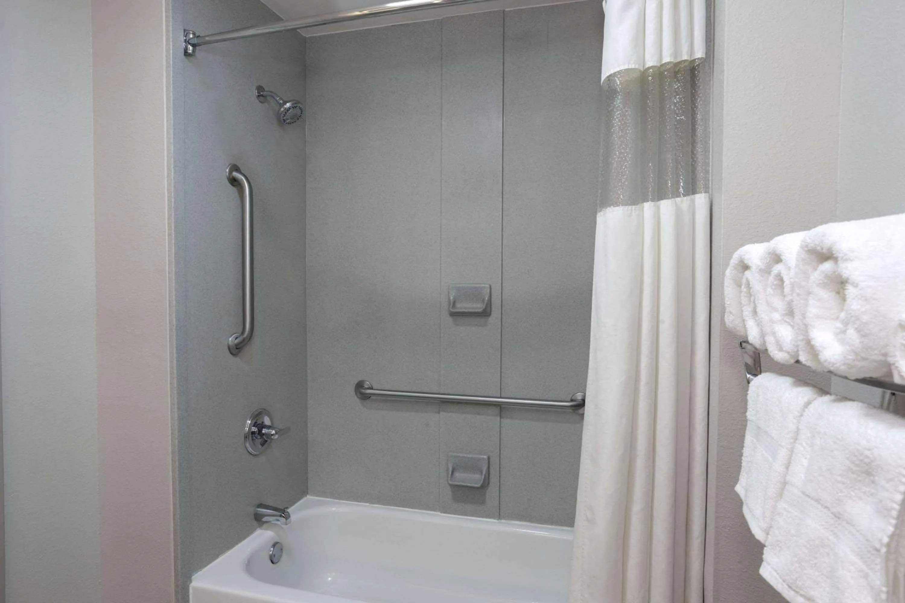Bathroom in La Quinta by Wyndham Mobile - Daphne