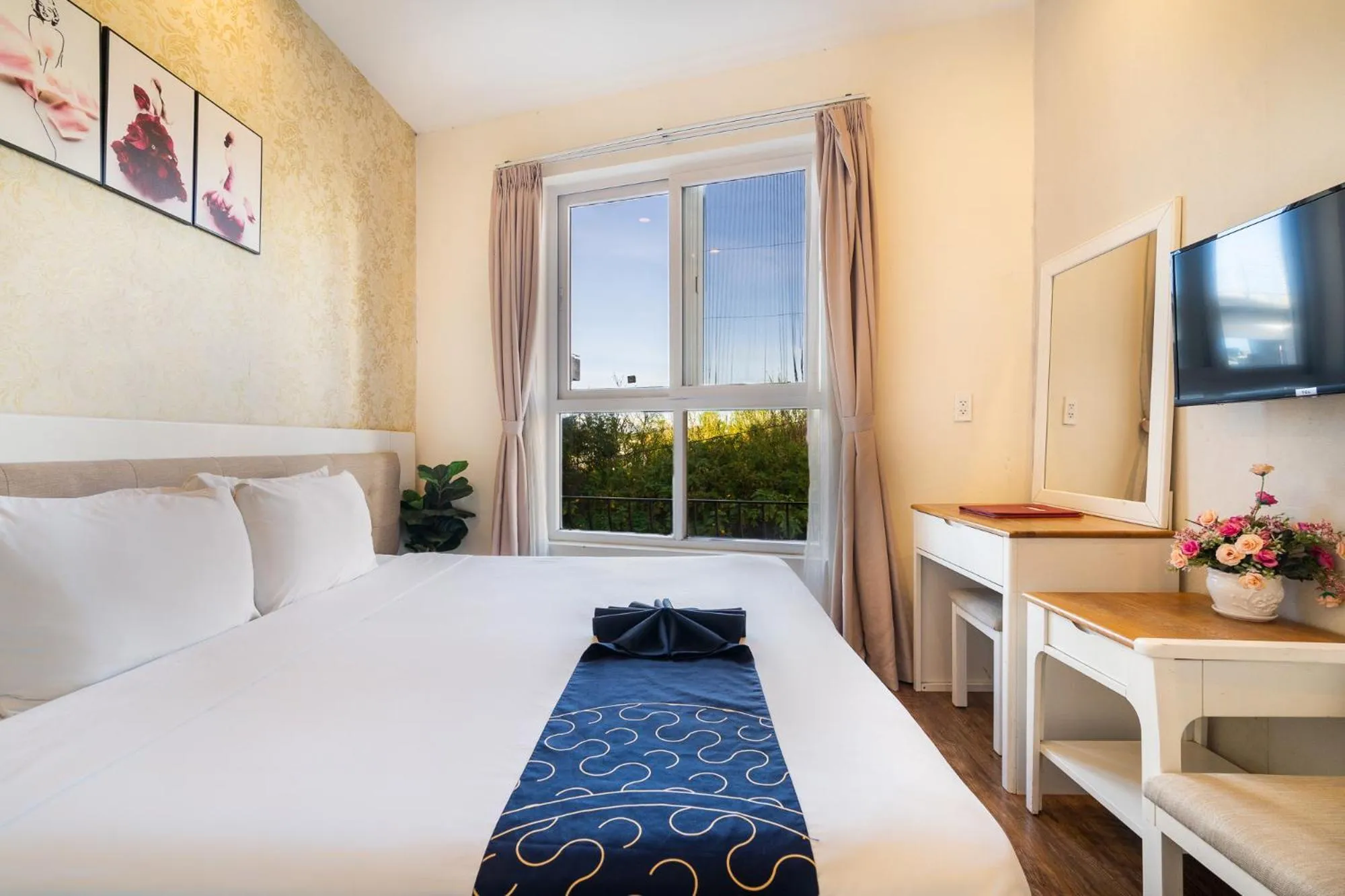 Communal lounge/ TV room, Bed in Saigon's Book Da Lat Hotel