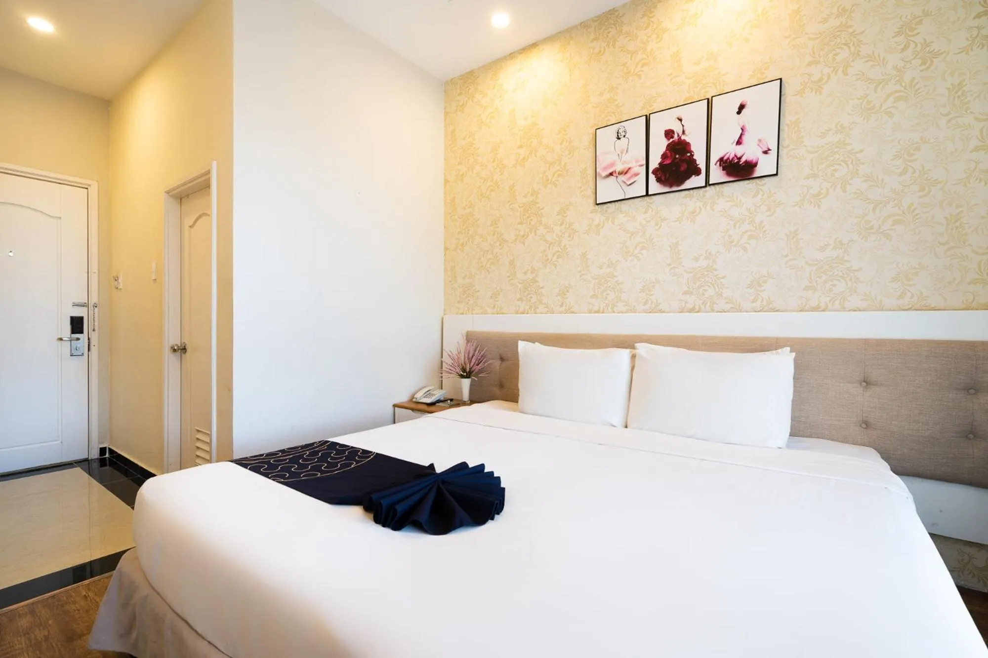 Photo of the whole room, Bed in Saigon's Book Da Lat Hotel