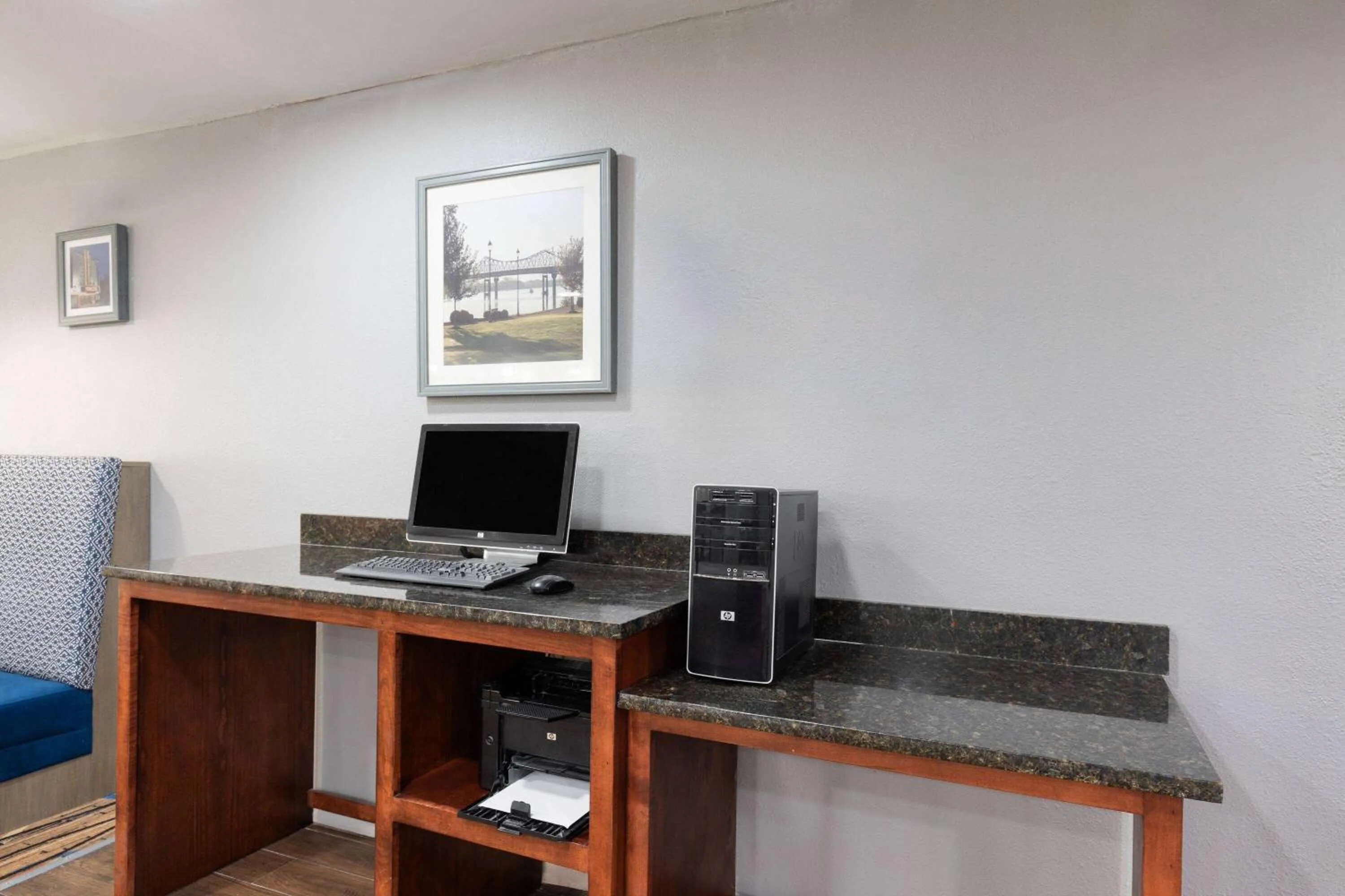 Business facilities in La Quinta Inn by Wyndham Decatur Alabama