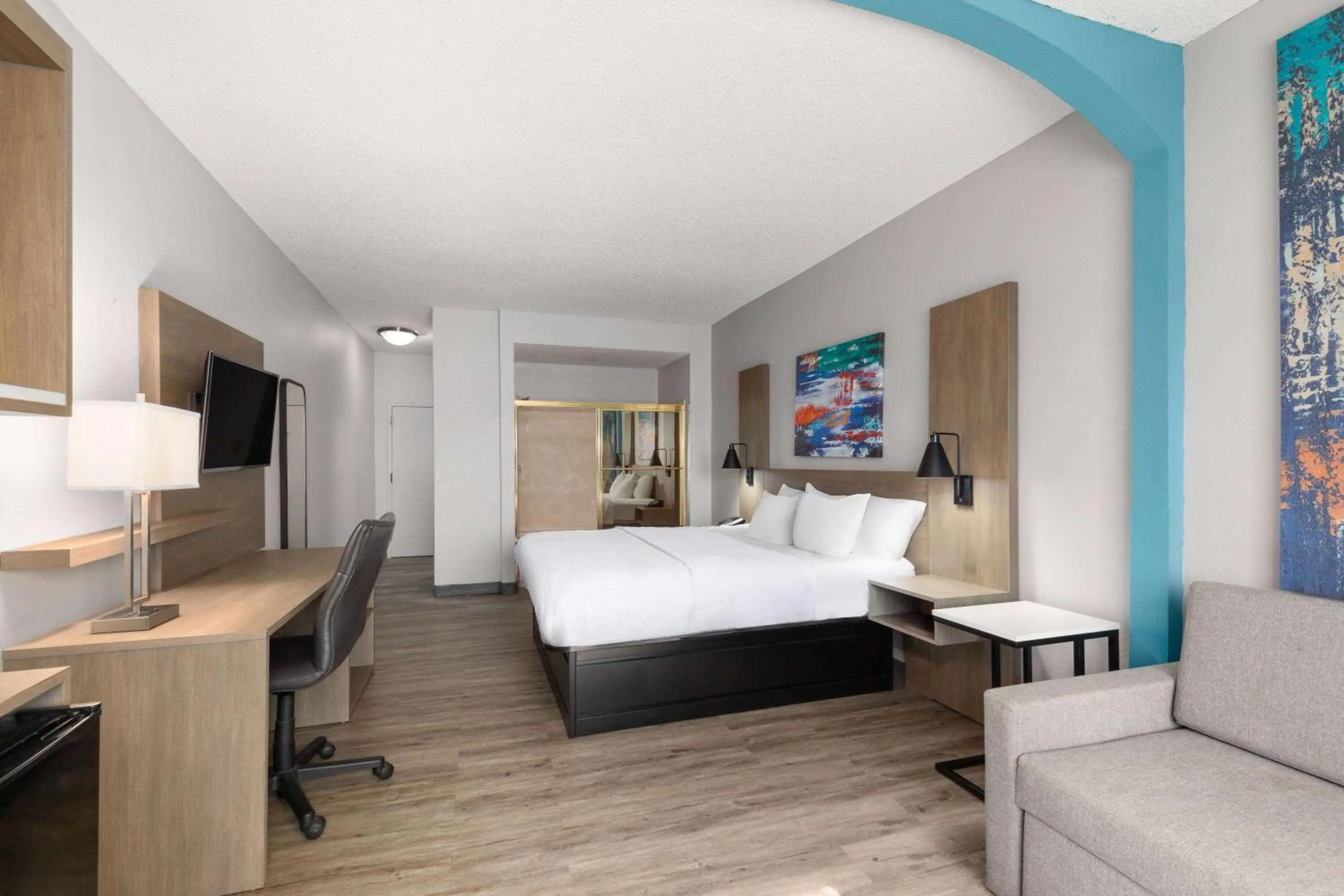 1 King Bed, Deluxe Room, Jetted Tub, Non-Smoking in La Quinta Inn by Wyndham Decatur Alabama