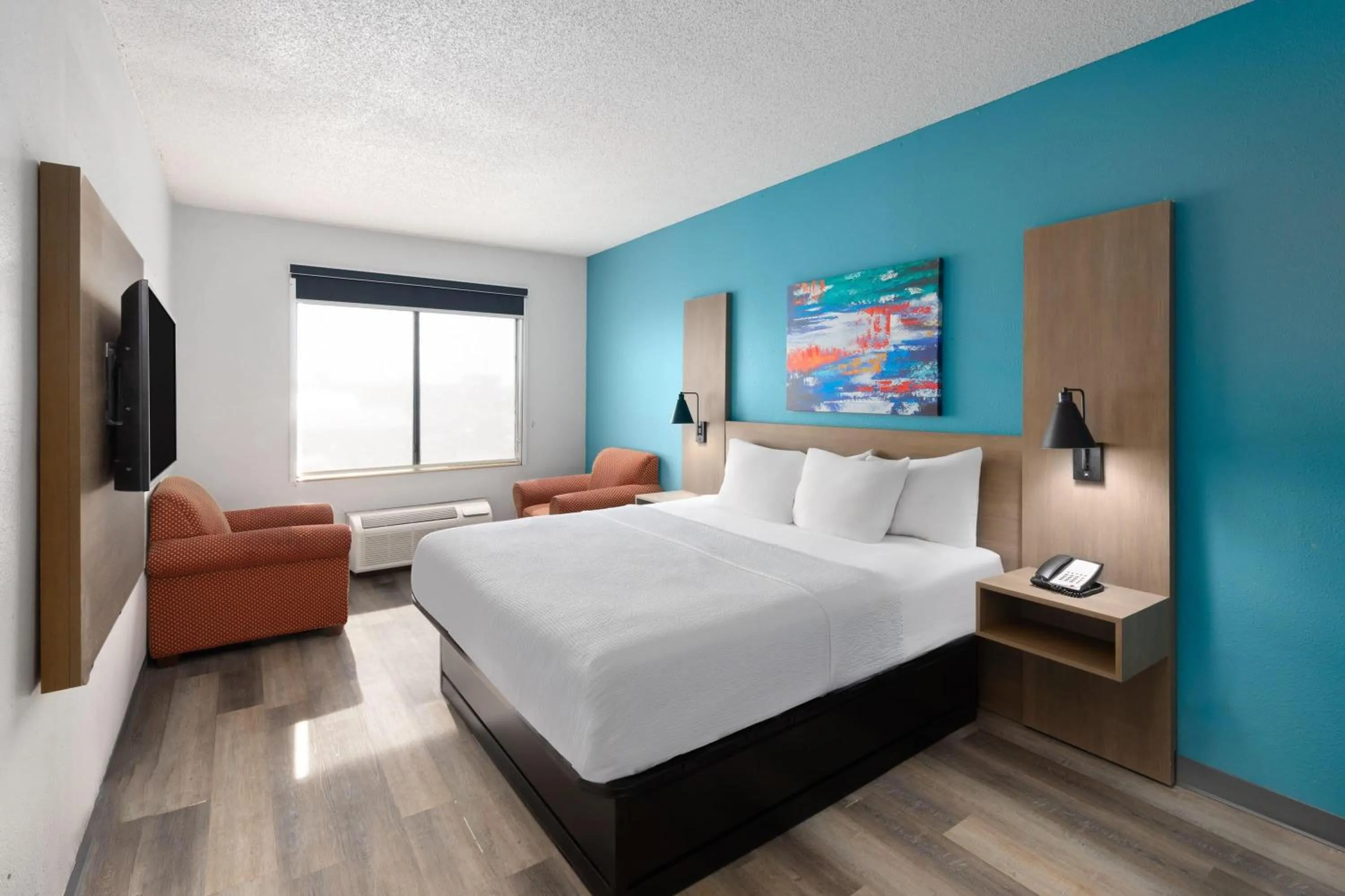 Photo of the whole room, Bed in La Quinta Inn by Wyndham Decatur Alabama