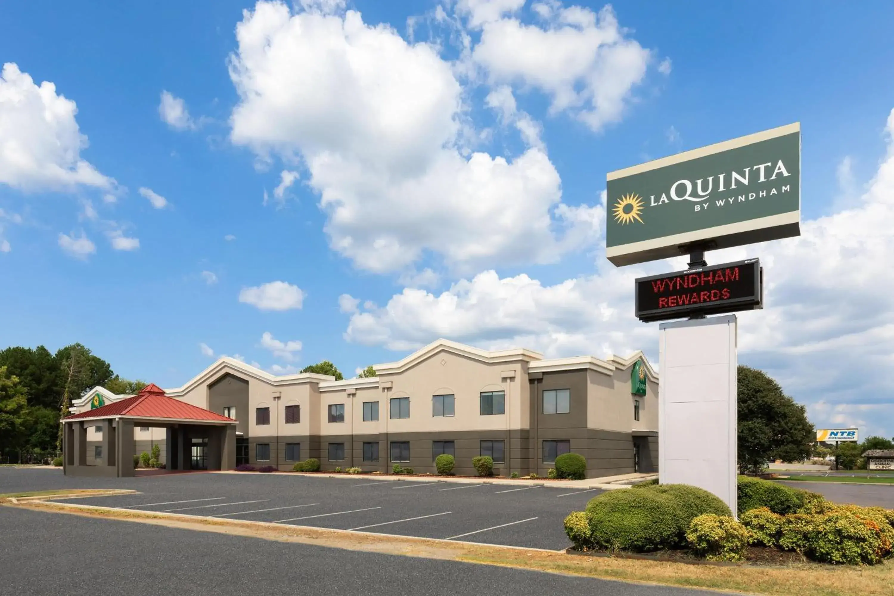 Property building in La Quinta Inn by Wyndham Decatur Alabama Property building in La Quinta Inn by Wyndham Decatur Alabama