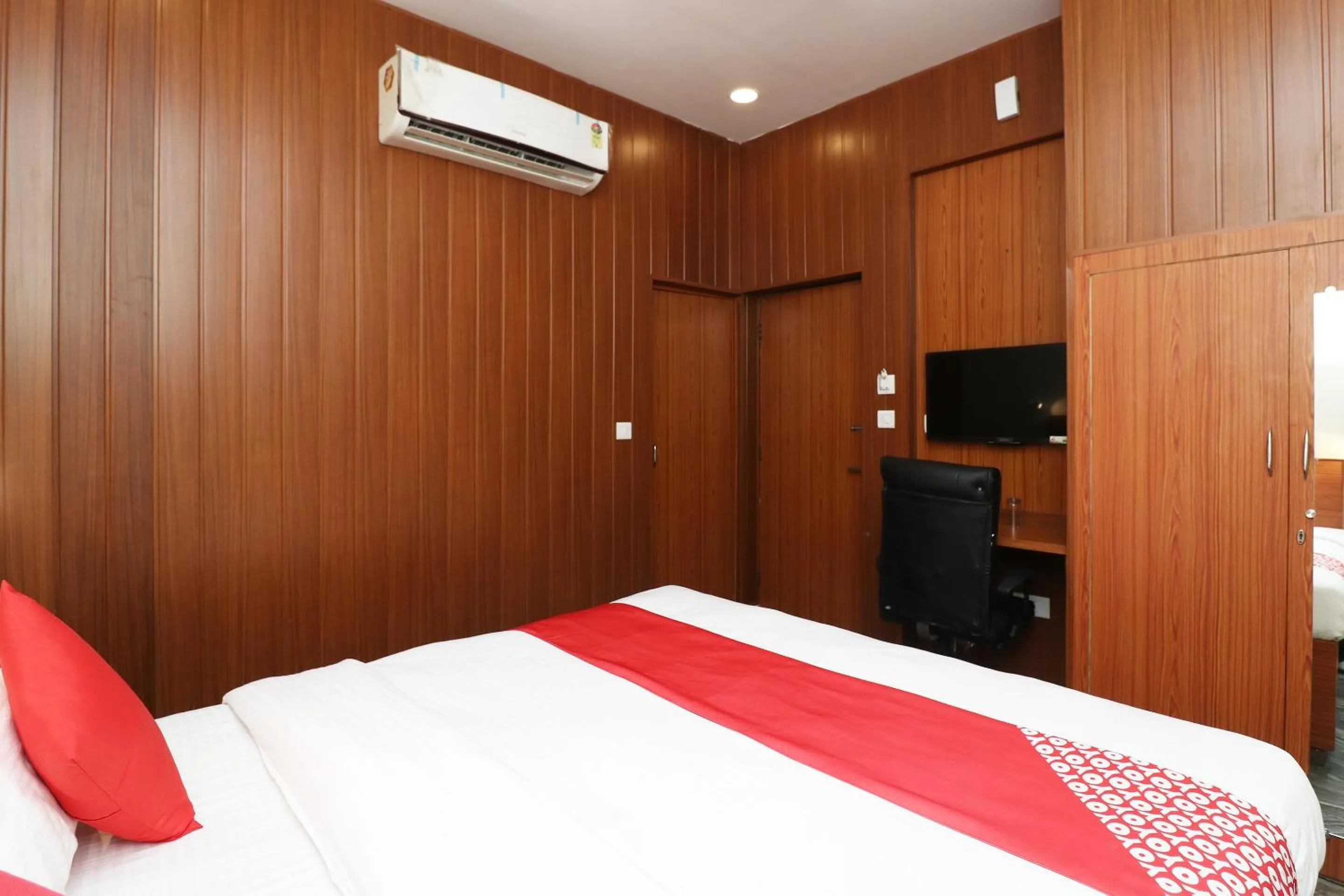Bedroom, Bed in Hotel O Meerut International