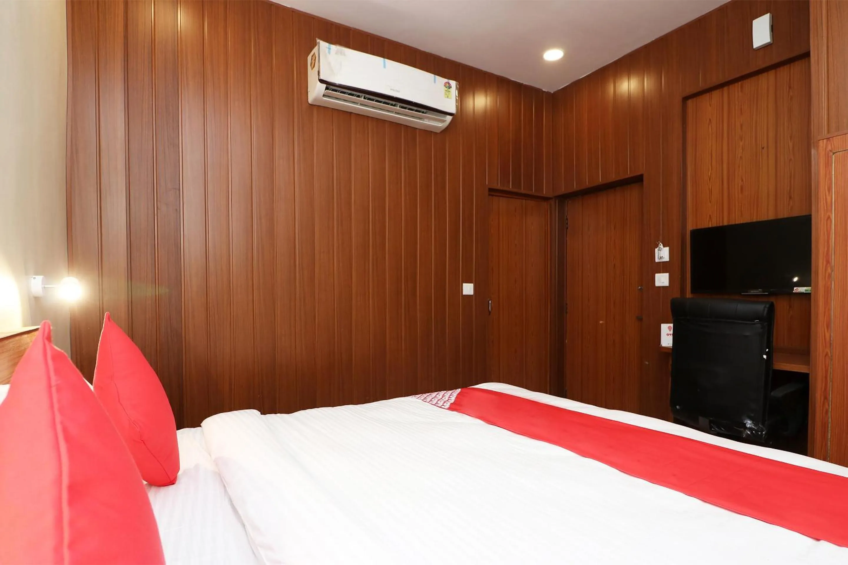 Bedroom, Bed in Hotel O Meerut International