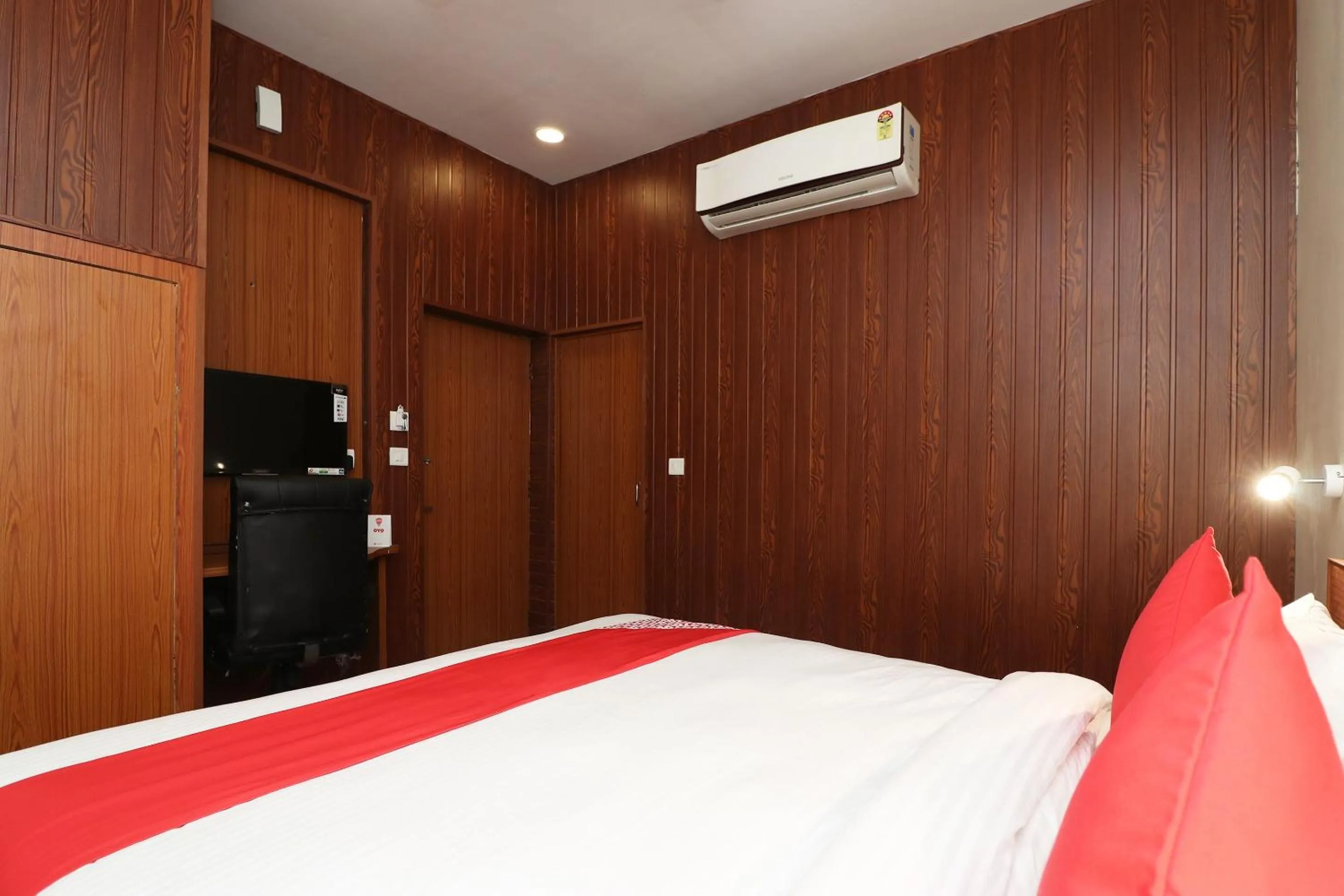 Bedroom, Bed in Hotel O Meerut International