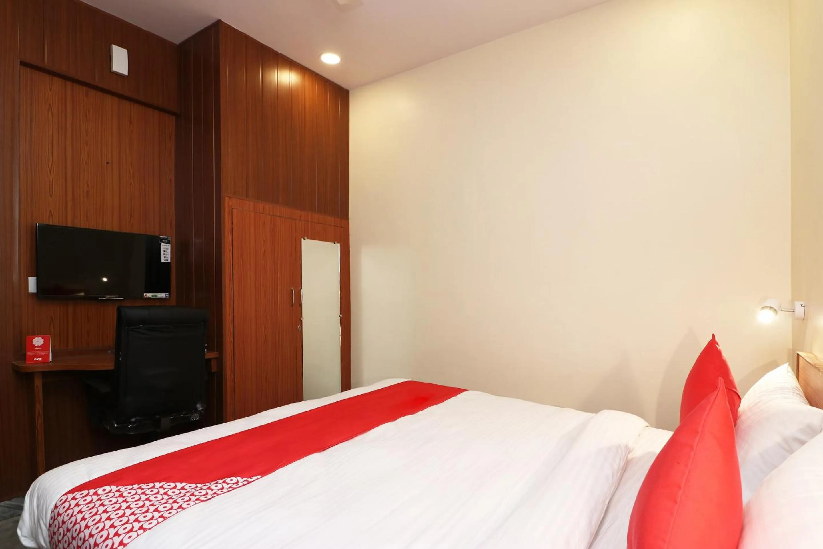 Bedroom, Bed in Hotel O Meerut International