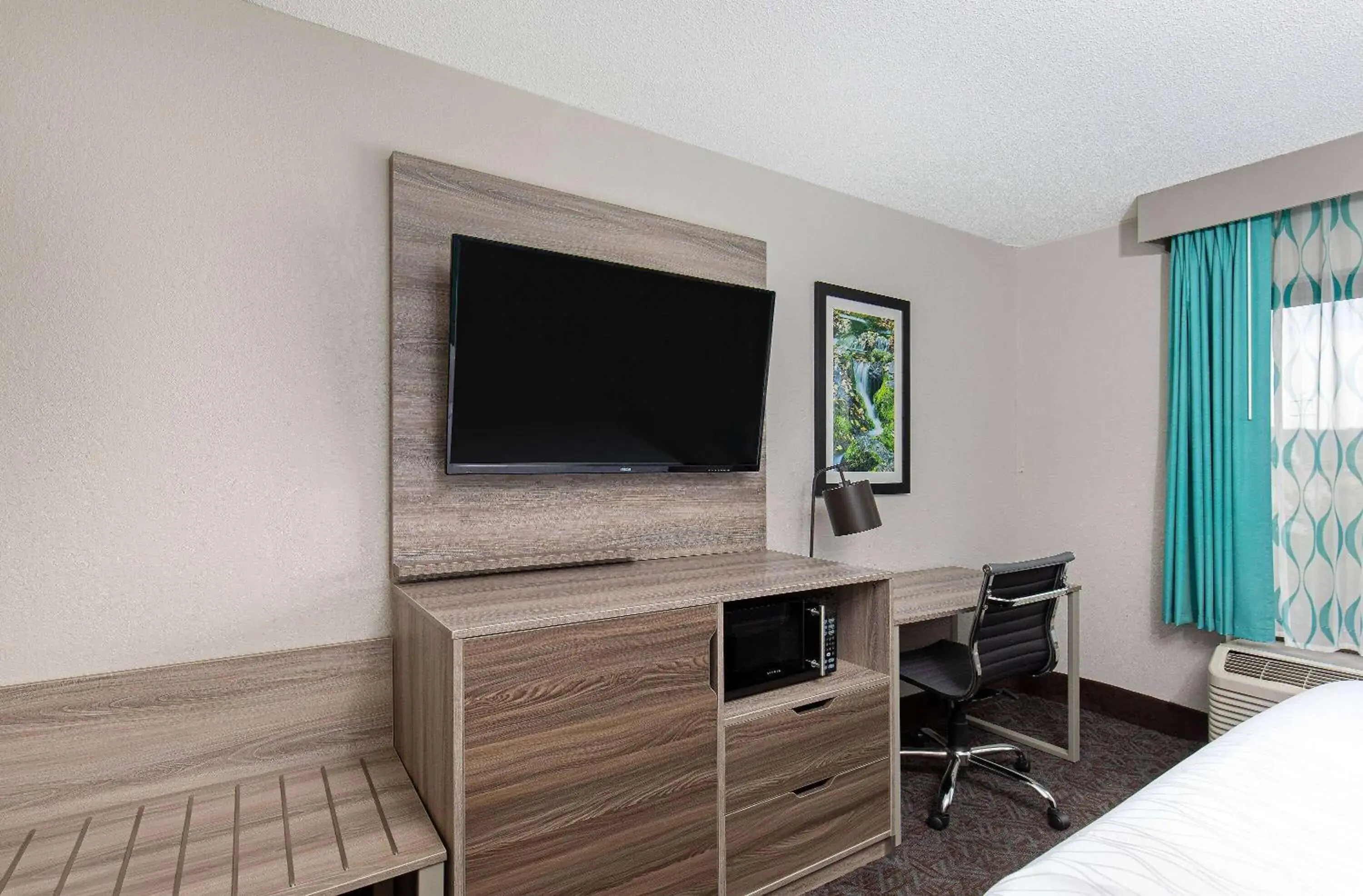 Photo of the whole room, Bed in La Quinta Inn by Wyndham Pigeon Forge-Dollywood Photo of the whole room, Bed in La Quinta Inn by Wyndham Pigeon Forge-Dollywood