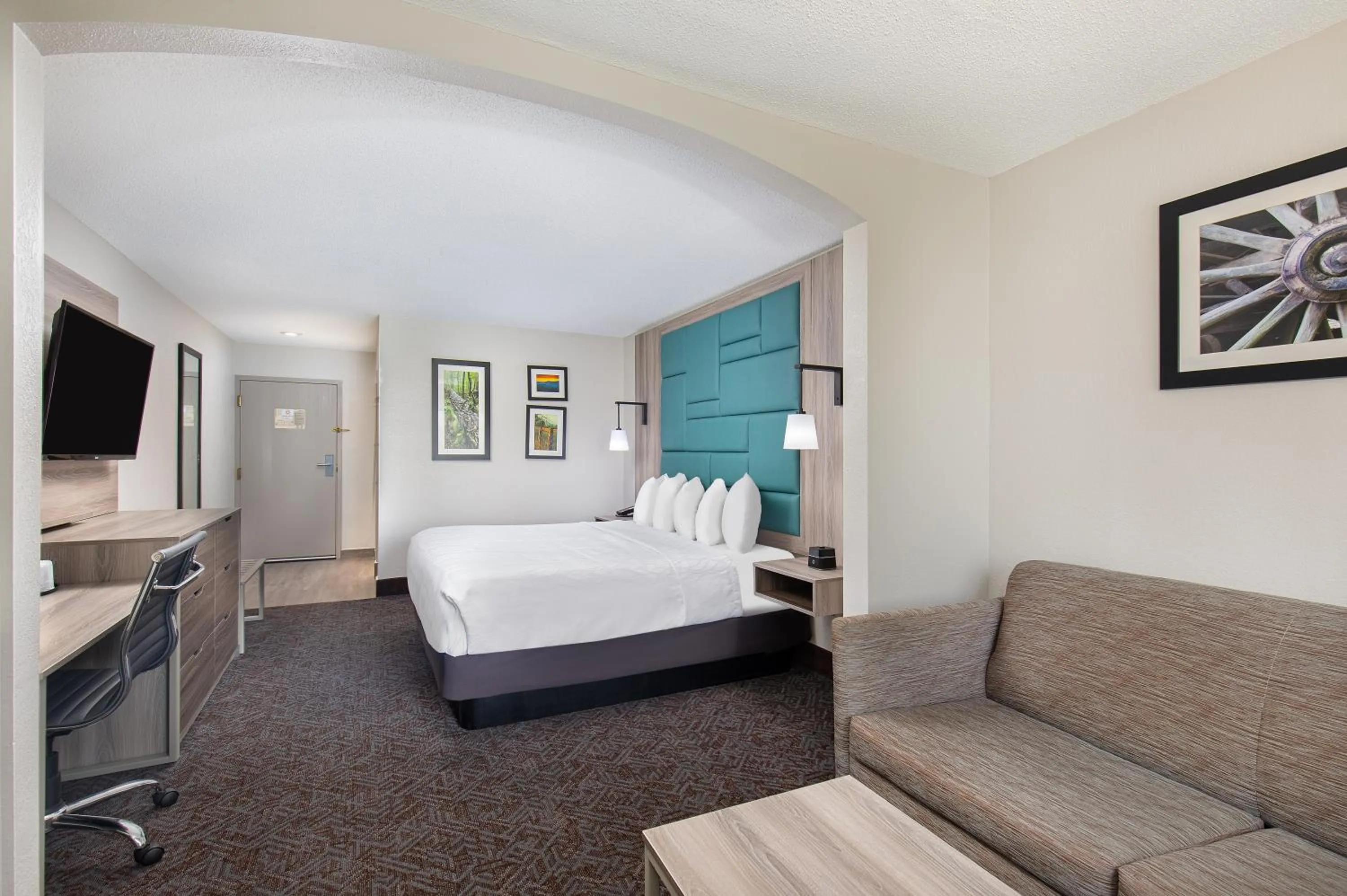Bed in La Quinta Inn by Wyndham Pigeon Forge-Dollywood