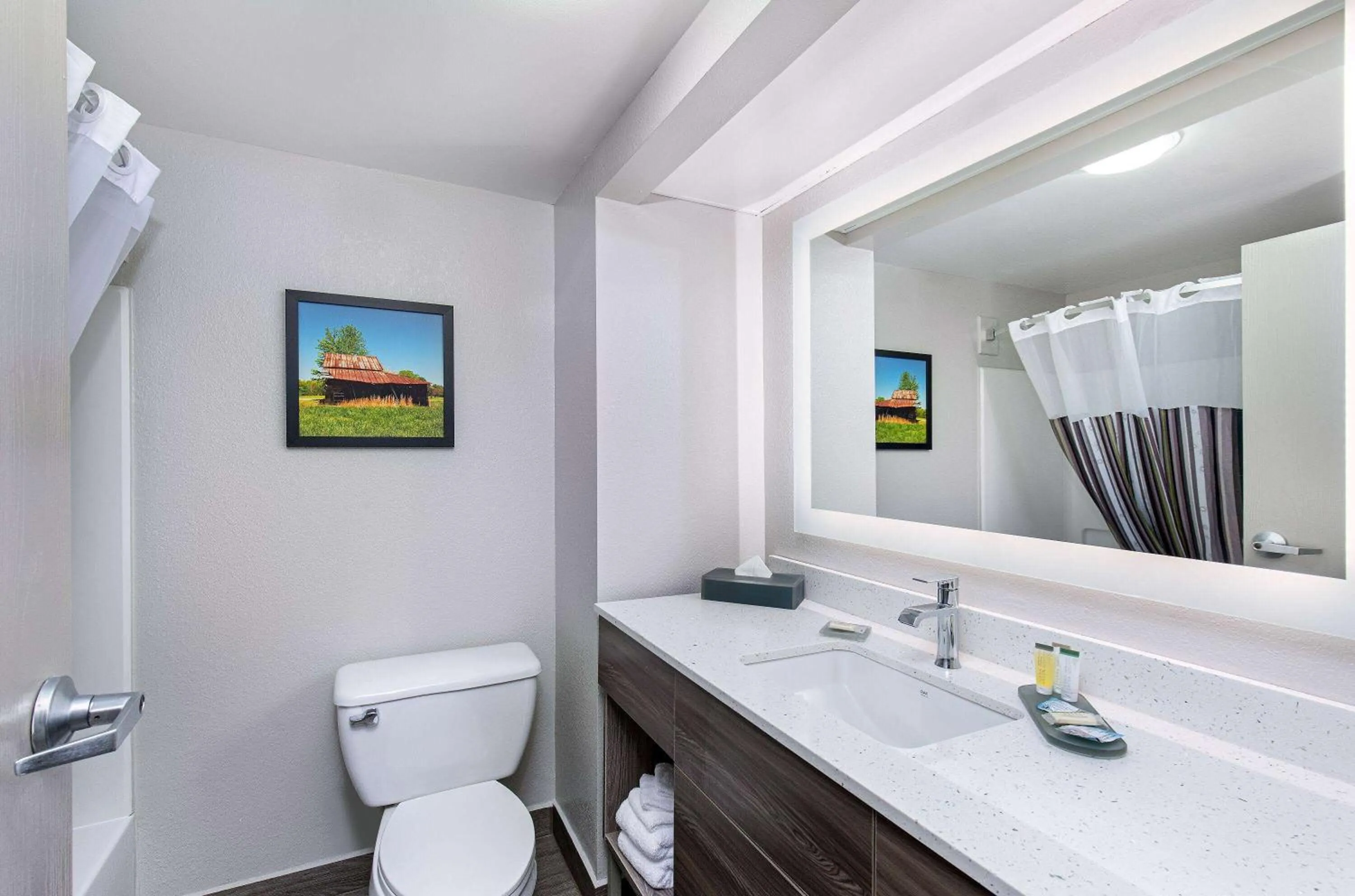 TV and multimedia in La Quinta Inn by Wyndham Pigeon Forge-Dollywood