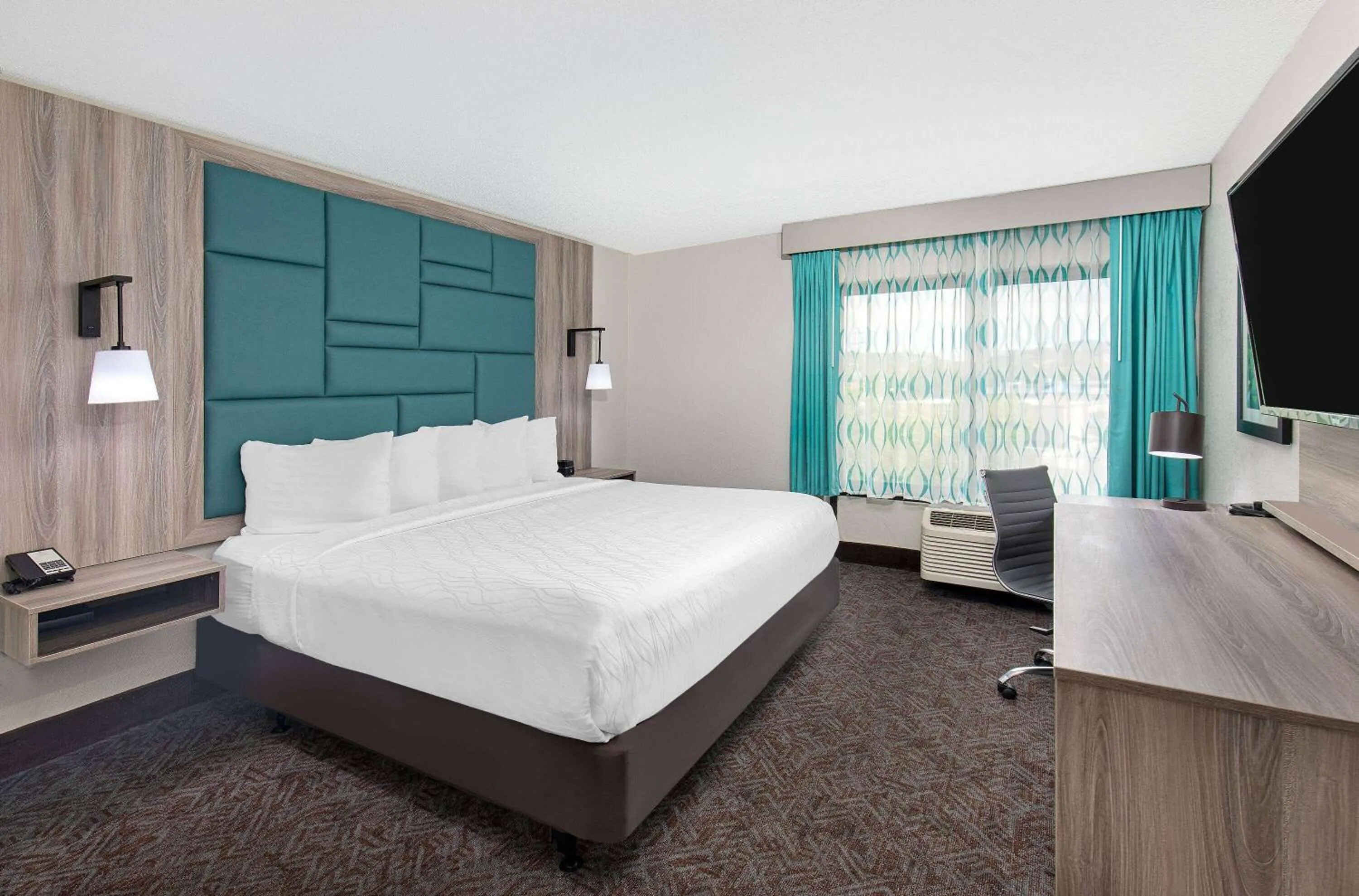 Photo of the whole room, Bed in La Quinta Inn by Wyndham Pigeon Forge-Dollywood