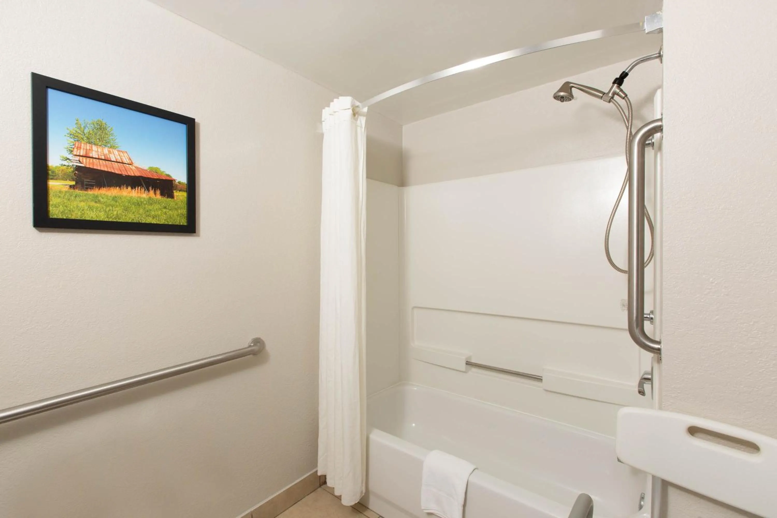 Bath in La Quinta Inn by Wyndham Pigeon Forge-Dollywood