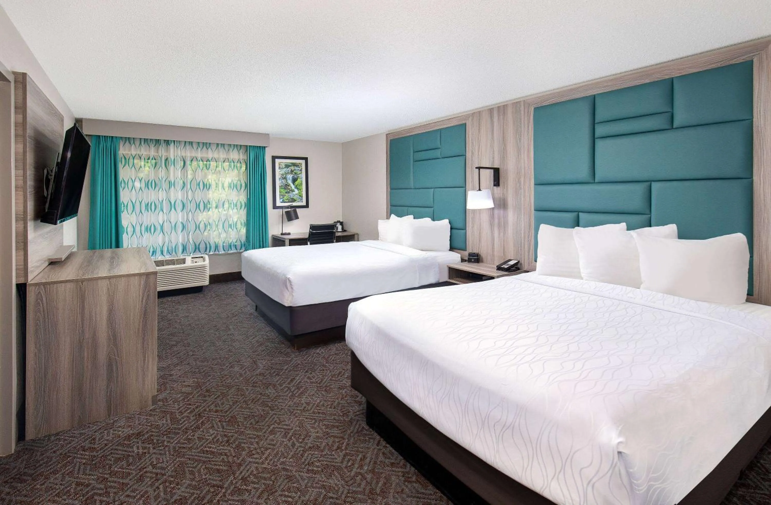 Bed in La Quinta Inn by Wyndham Pigeon Forge-Dollywood