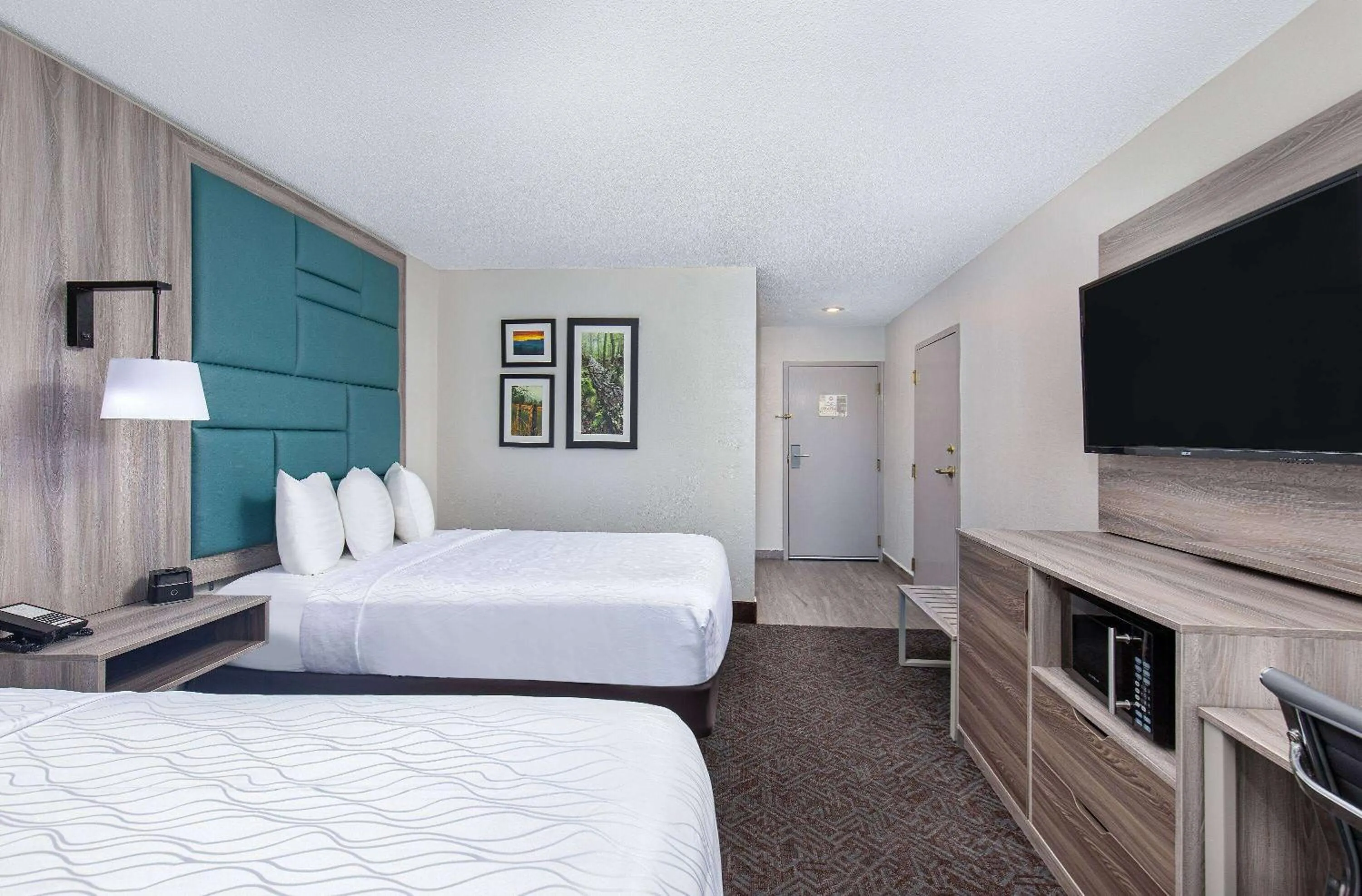 Photo of the whole room, Bed in La Quinta Inn by Wyndham Pigeon Forge-Dollywood