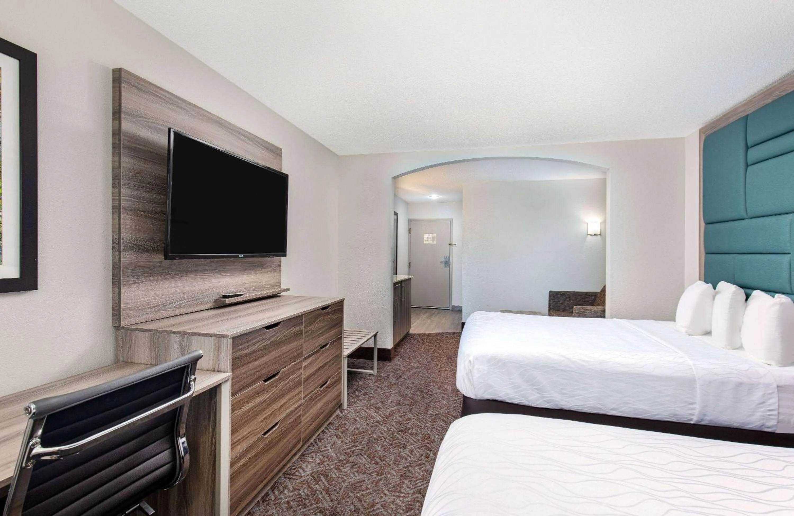 Photo of the whole room, Bed in La Quinta Inn by Wyndham Pigeon Forge-Dollywood