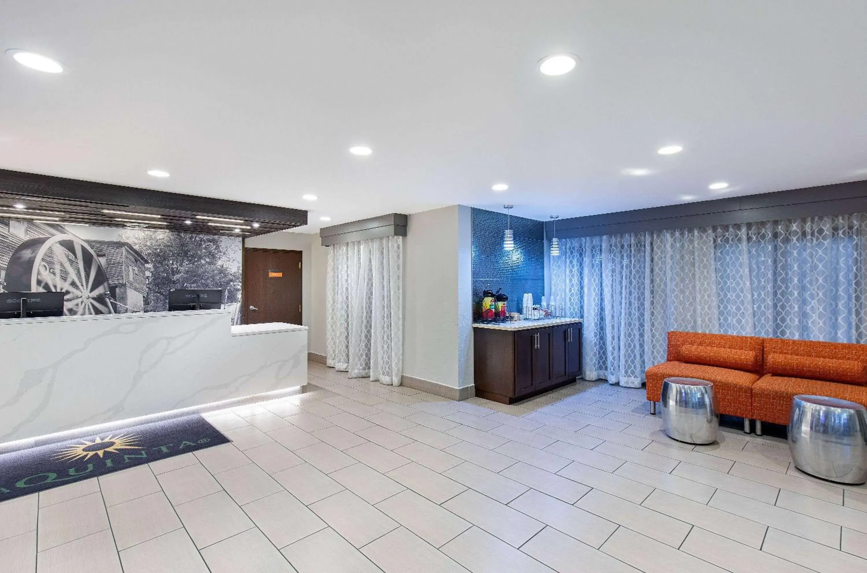 Lobby or reception in La Quinta Inn by Wyndham Pigeon Forge-Dollywood Lobby or reception in La Quinta Inn by Wyndham Pigeon Forge-Dollywood