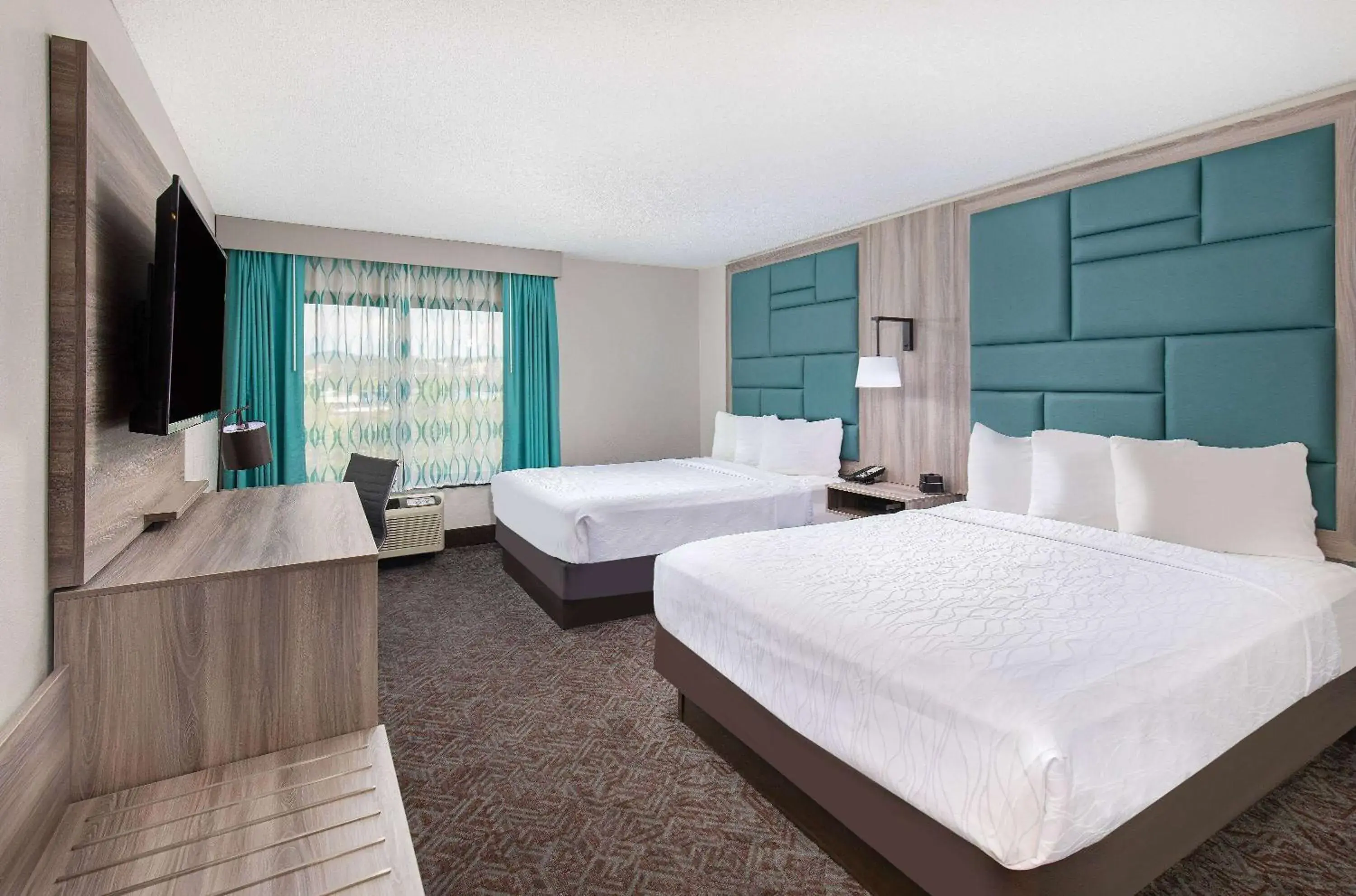 Photo of the whole room, Bed in La Quinta Inn by Wyndham Pigeon Forge-Dollywood Photo of the whole room, Bed in La Quinta Inn by Wyndham Pigeon Forge-Dollywood