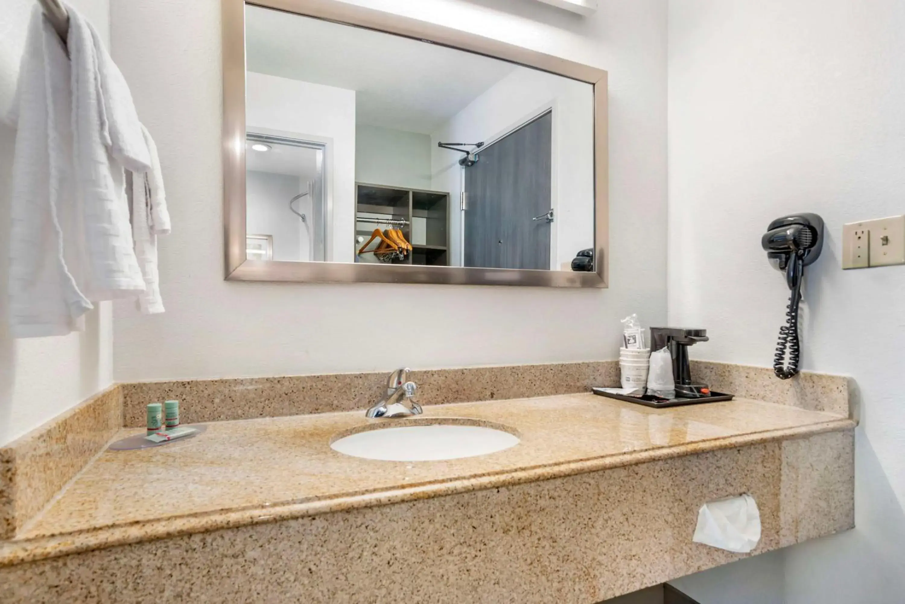 Bathroom in Best Western Montgomery I-85 North Bathroom in Best Western Montgomery I-85 North