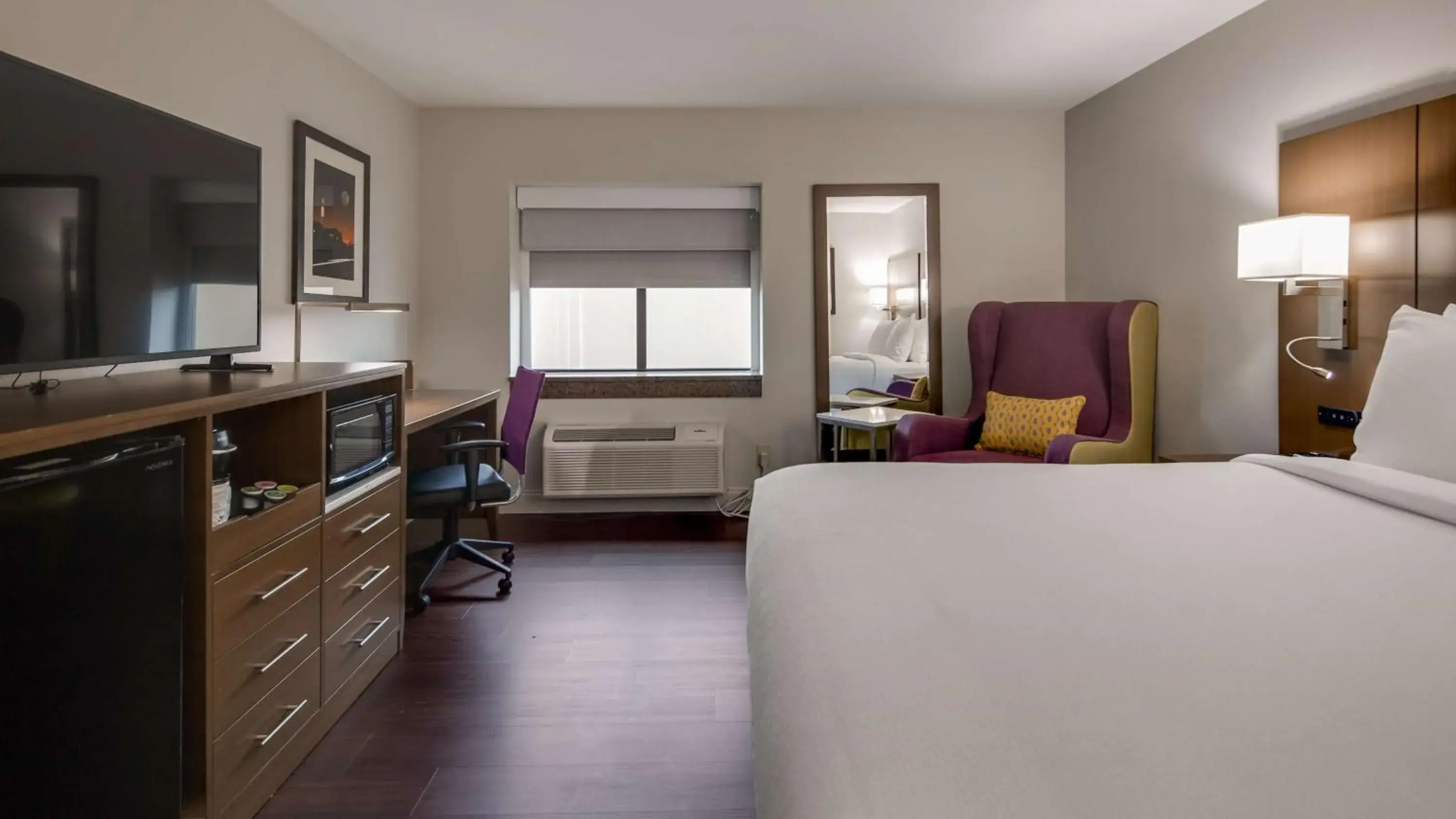 TV and multimedia, Bed in Best Western Huntsville TV and multimedia, Bed in Best Western Huntsville