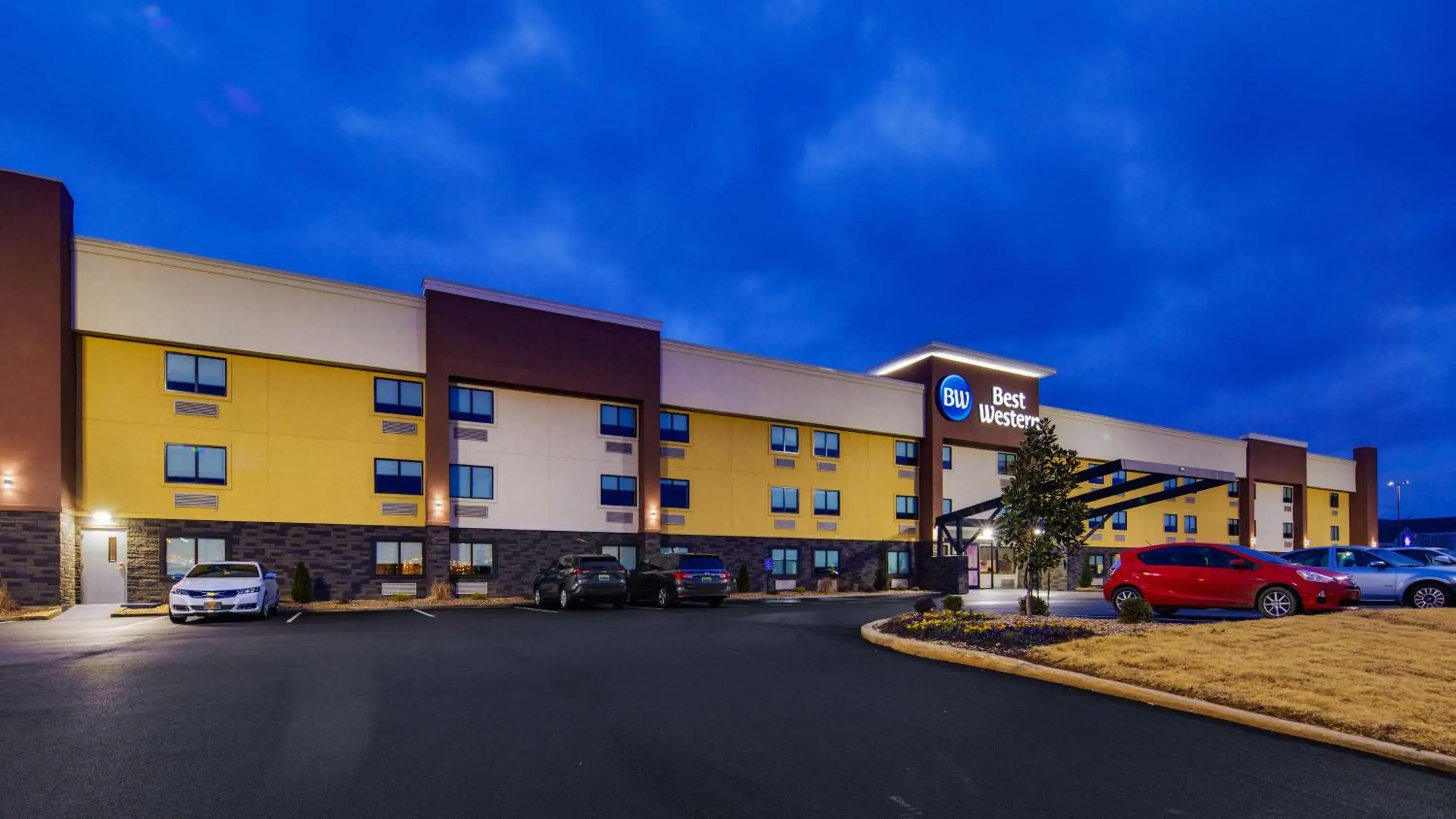 Property building in Best Western Huntsville Property building in Best Western Huntsville
