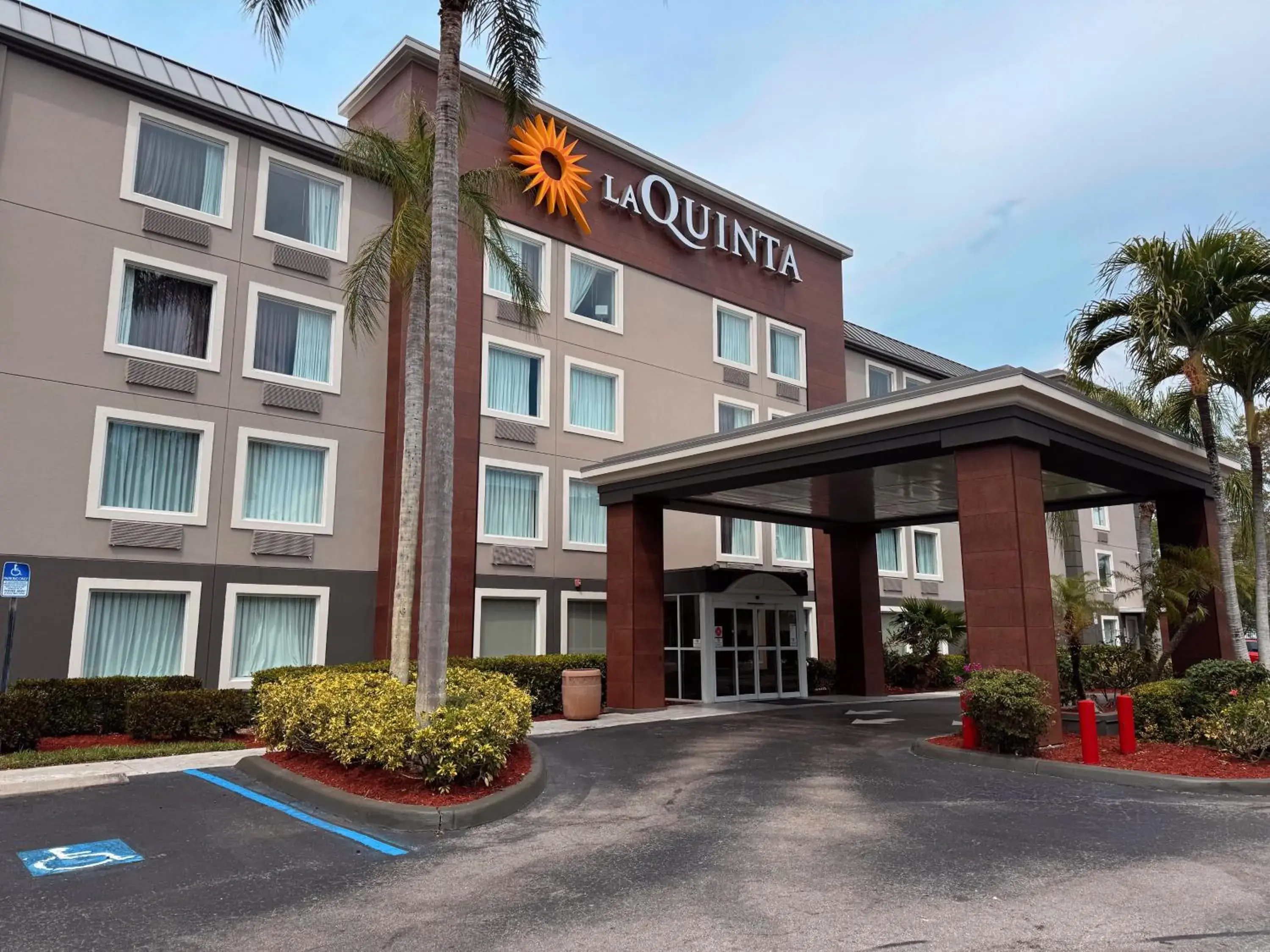 Facade/entrance in La Quinta by Wyndham Naples East (I-75) Facade/entrance in La Quinta by Wyndham Naples East (I-75)