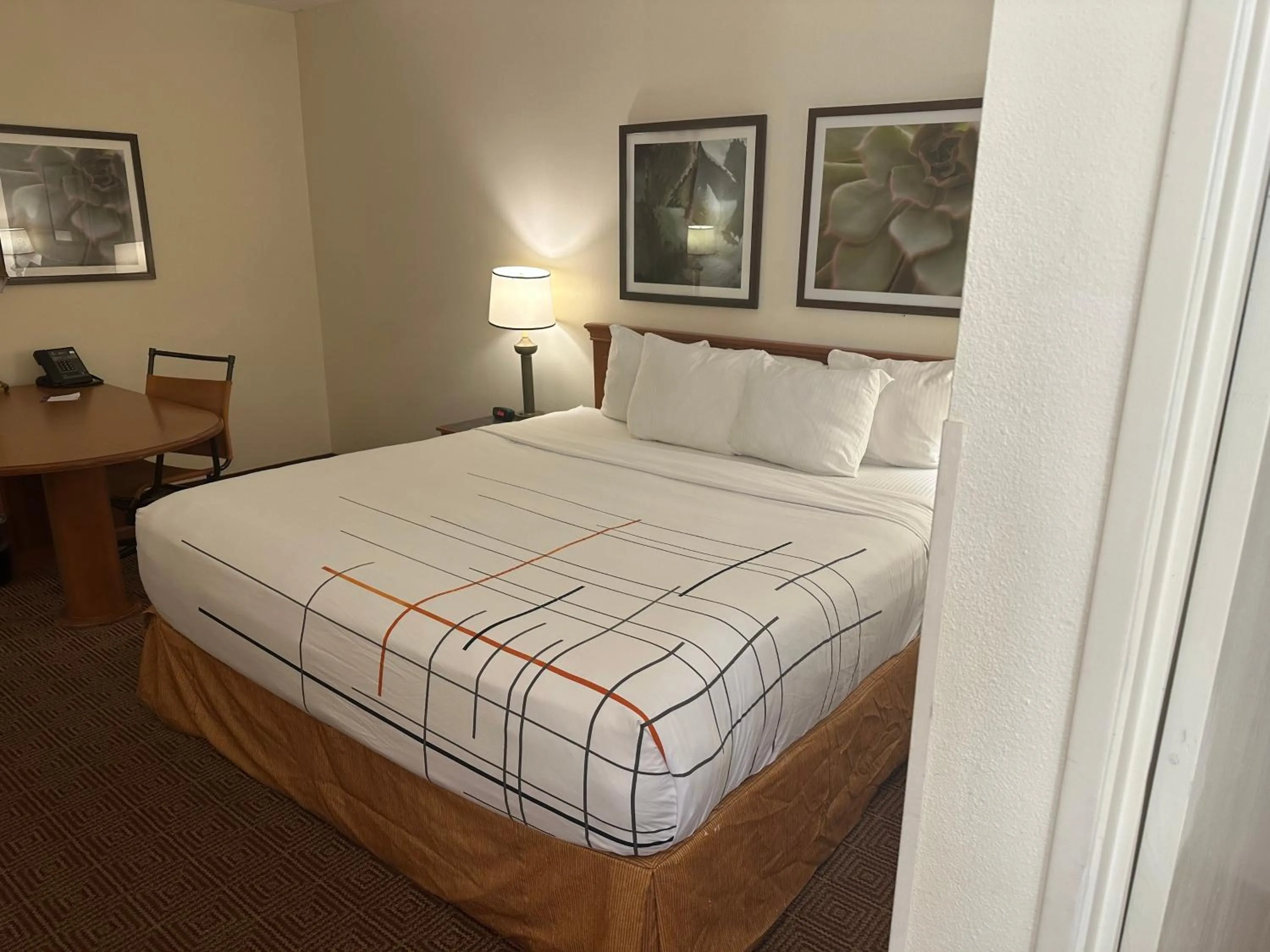 Bed in La Quinta Inn & Suites by Wyndham Sawgrass
