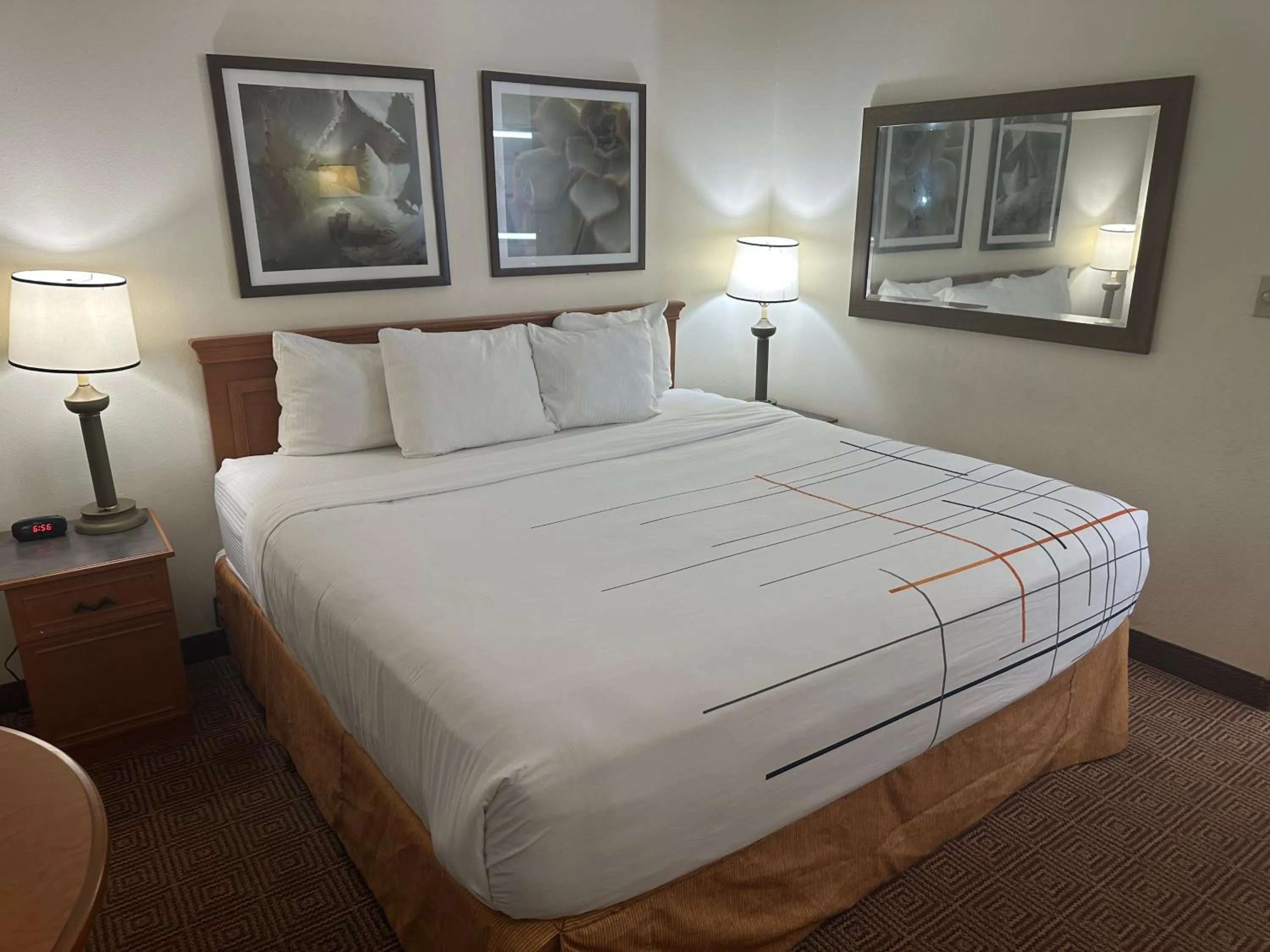 Bed in La Quinta Inn & Suites by Wyndham Sawgrass