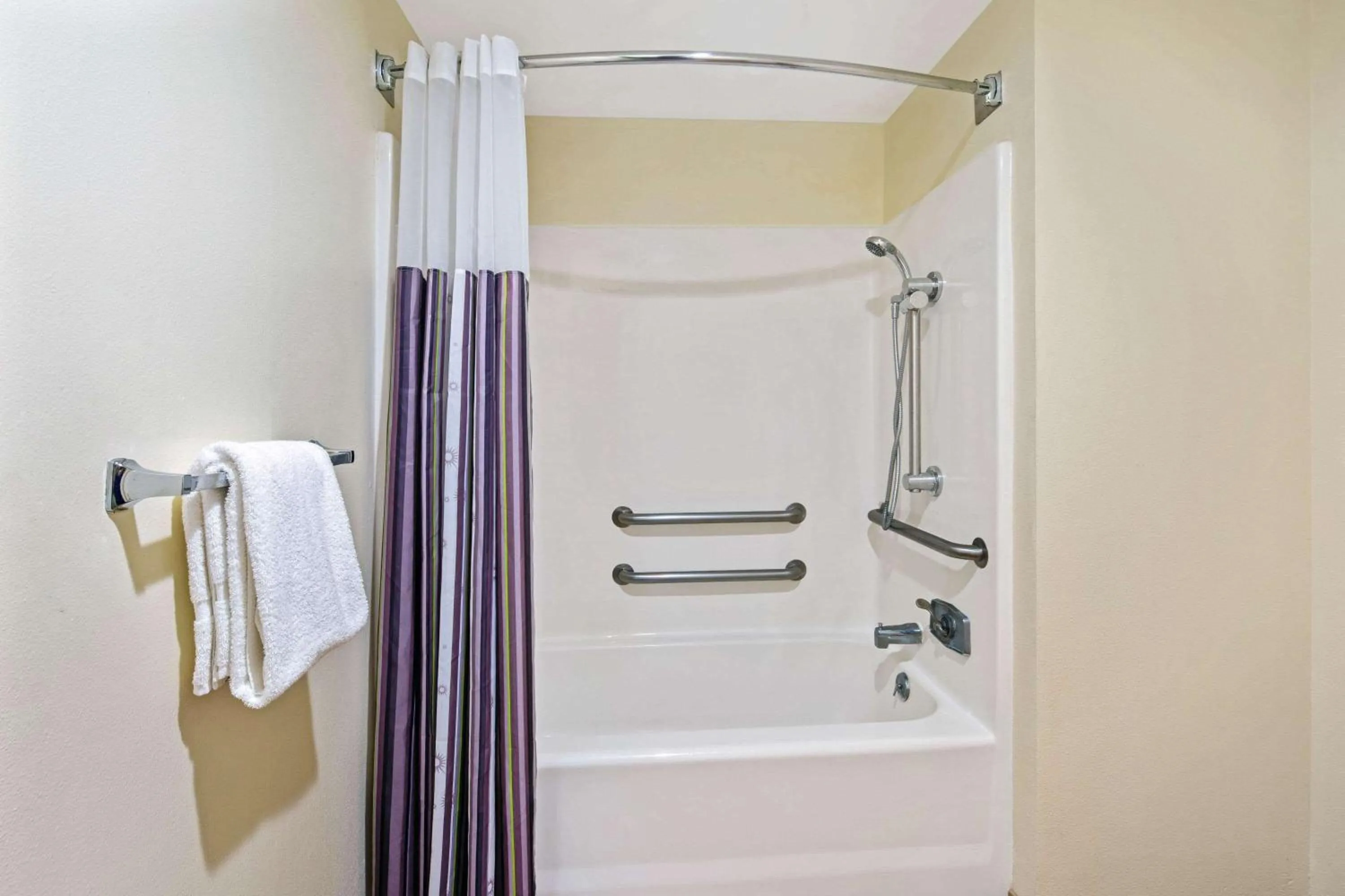 Bathroom in La Quinta Inn & Suites by Wyndham Sawgrass