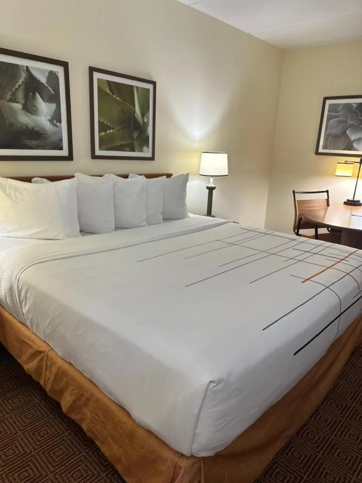 Bed in La Quinta Inn & Suites by Wyndham Sawgrass
