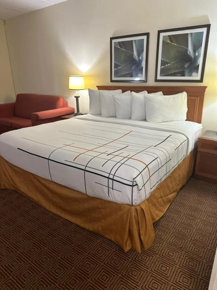 Bed in La Quinta Inn & Suites by Wyndham Sawgrass