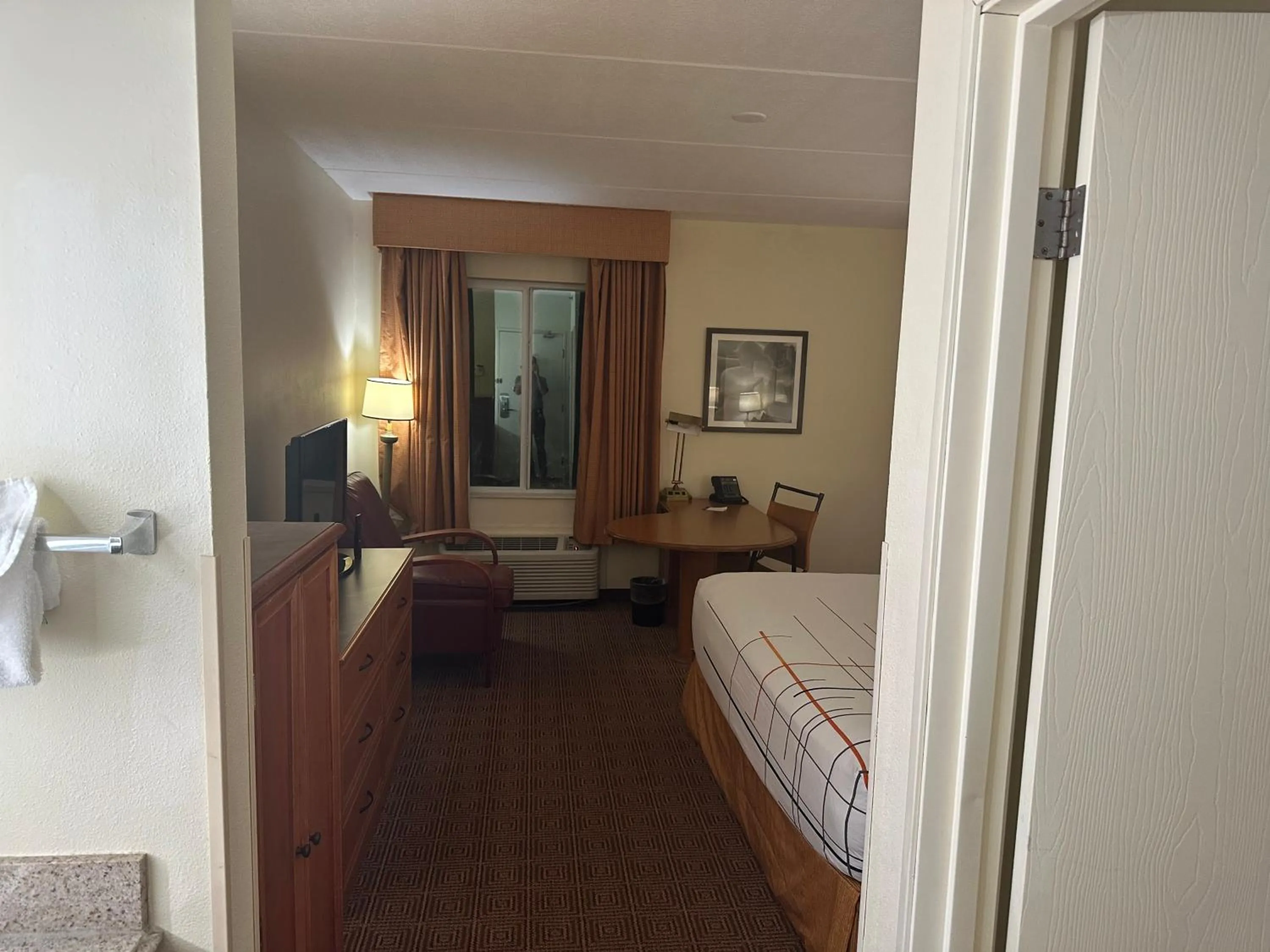 Bed in La Quinta Inn & Suites by Wyndham Sawgrass