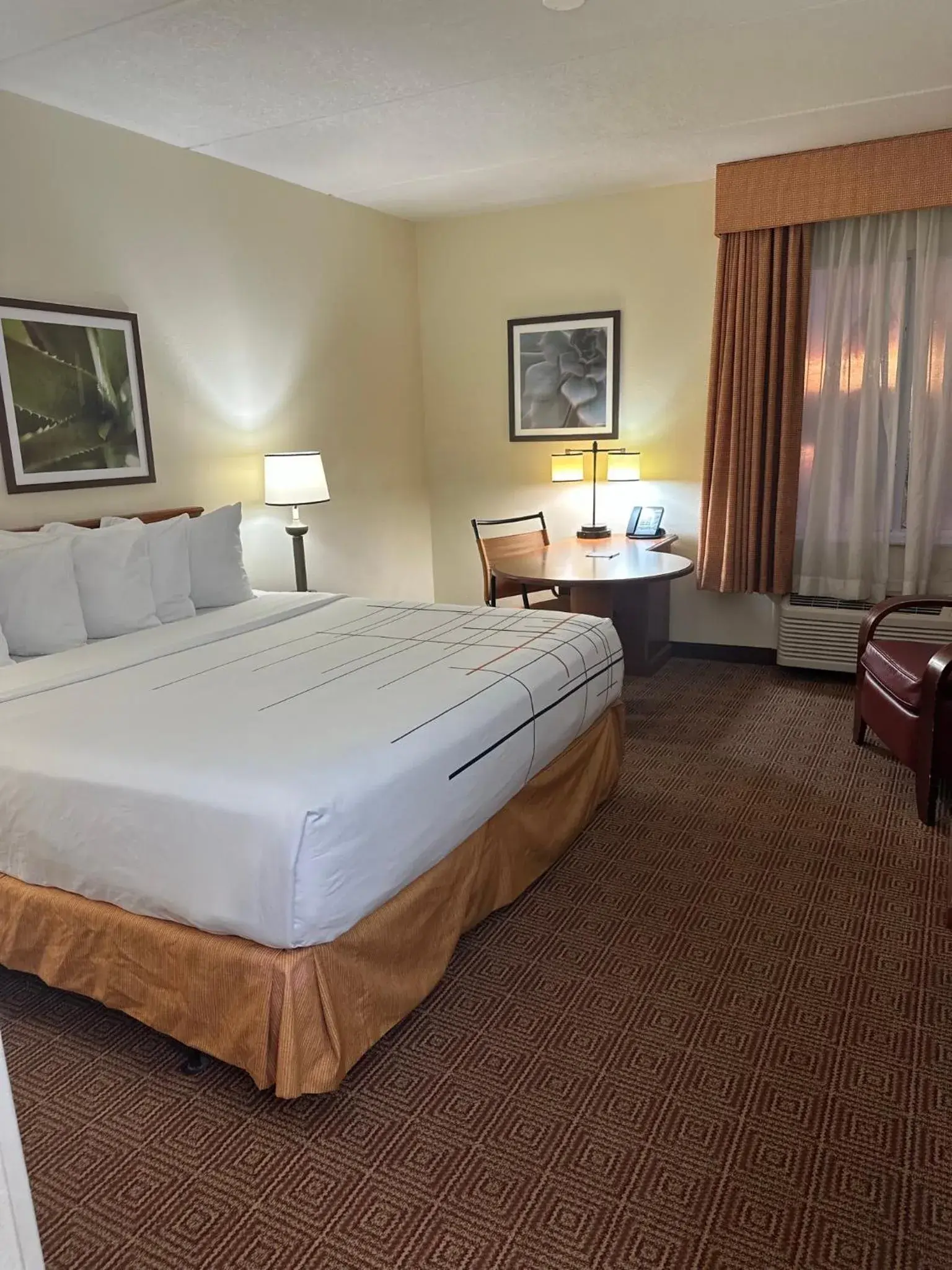 Deluxe King Room in La Quinta Inn & Suites by Wyndham Sawgrass Deluxe King Room in La Quinta Inn & Suites by Wyndham Sawgrass