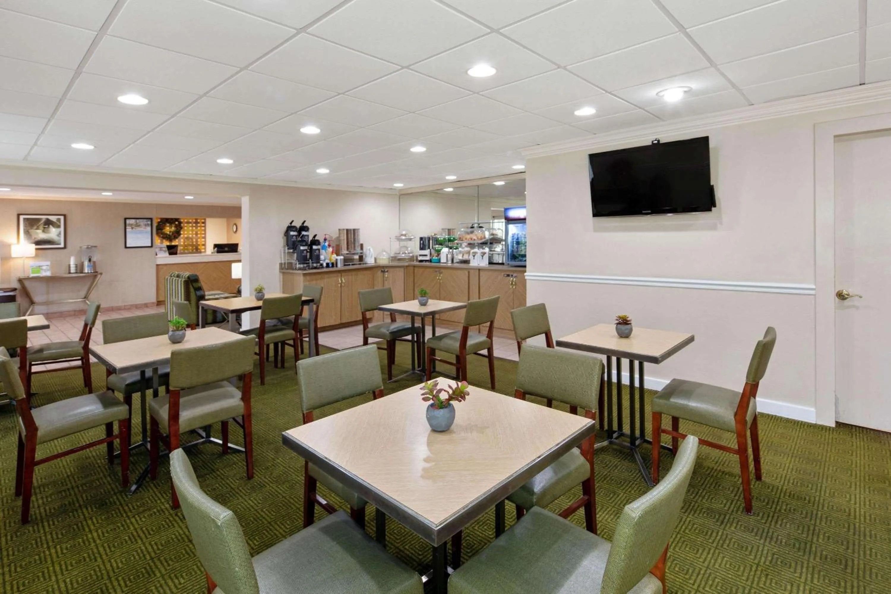 Restaurant/places to eat in La Quinta Inn & Suites by Wyndham Sawgrass