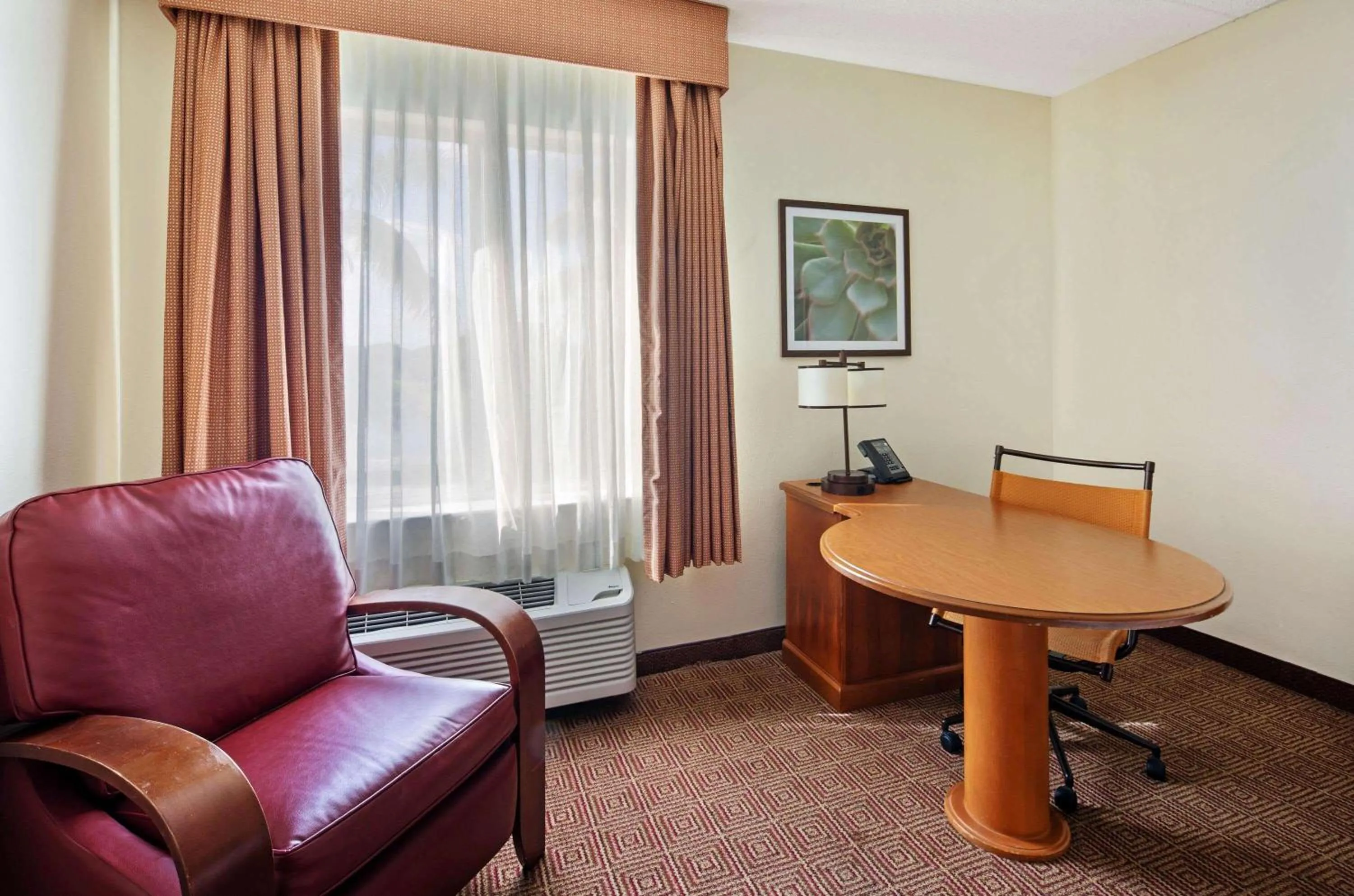 Photo of the whole room in La Quinta Inn & Suites by Wyndham Sawgrass