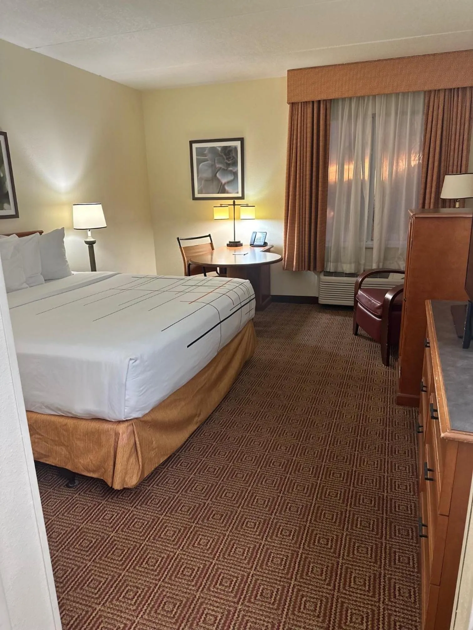Bed in La Quinta Inn & Suites by Wyndham Sawgrass