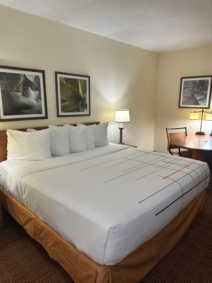 Bed in La Quinta Inn & Suites by Wyndham Sawgrass