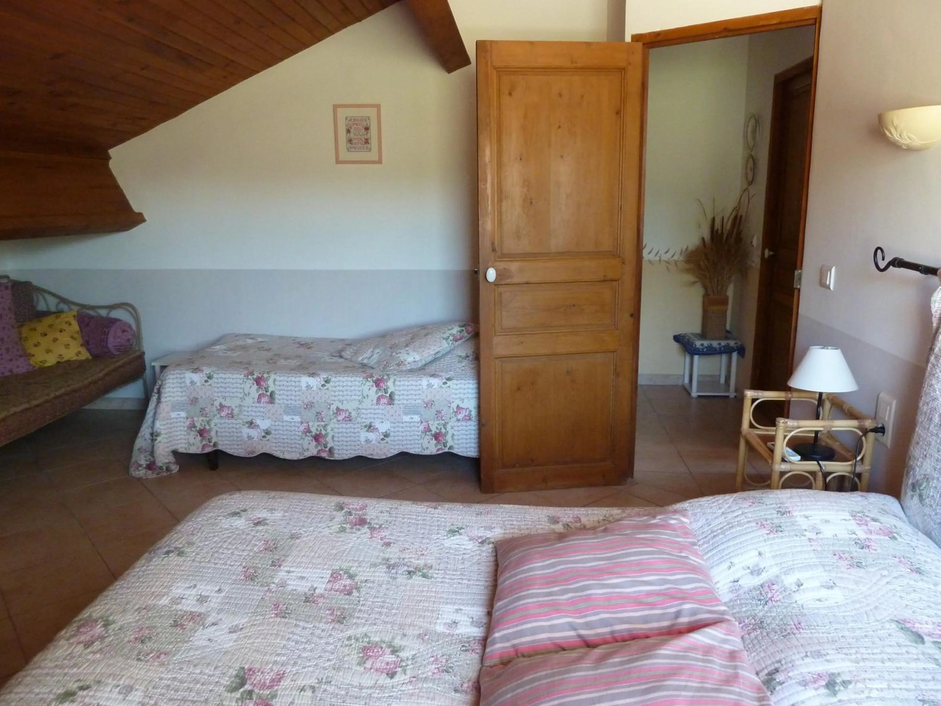 Photo of the whole room, Bed in Les Cigales