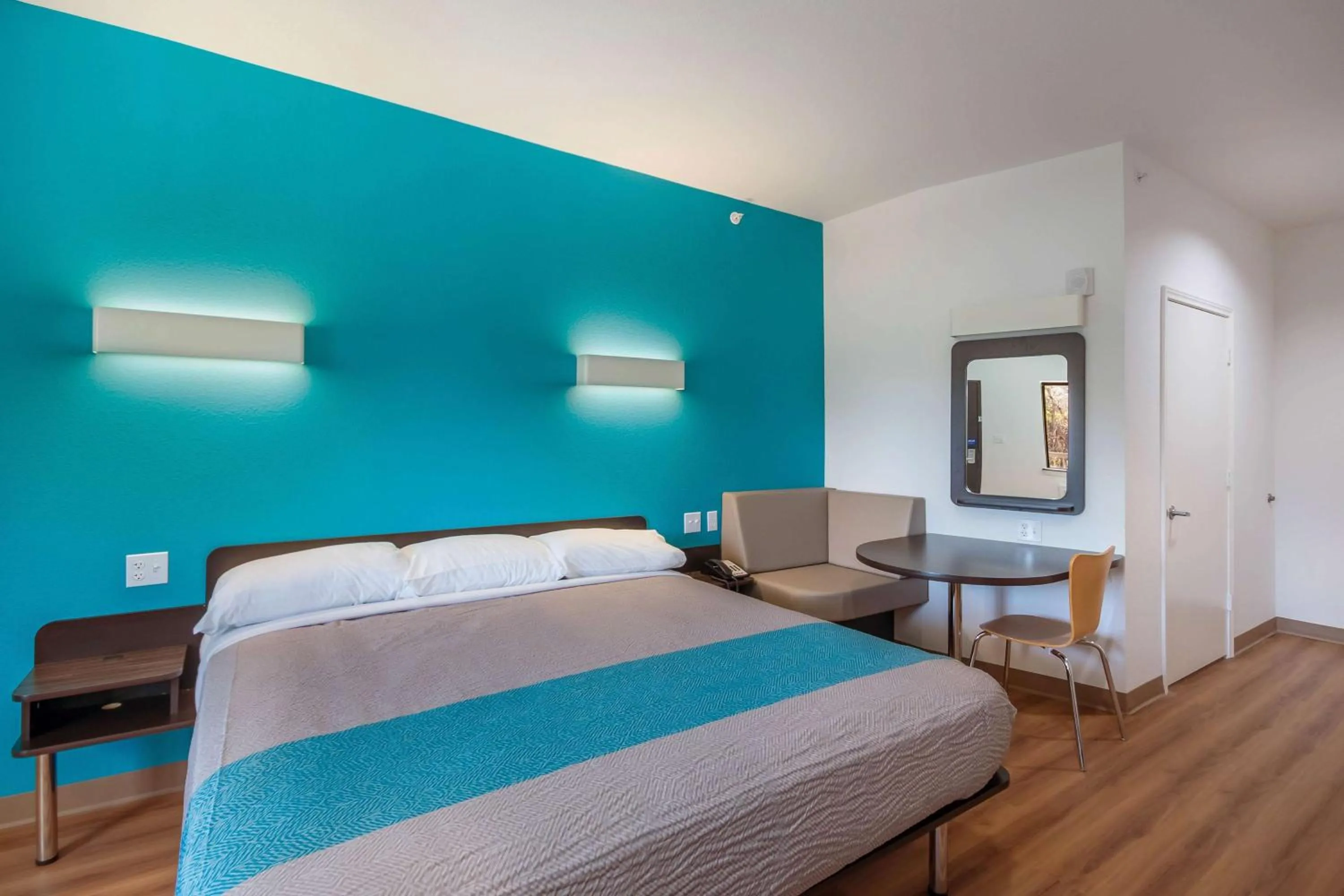 Photo of the whole room, Bed in Motel 6-Channelview, TX