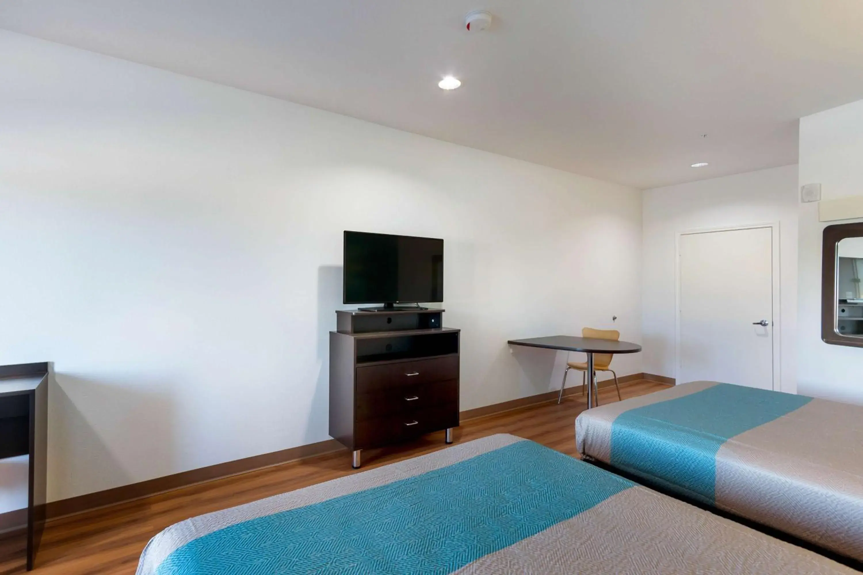 TV and multimedia, Bed in Motel 6-Channelview, TX TV and multimedia, Bed in Motel 6-Channelview, TX