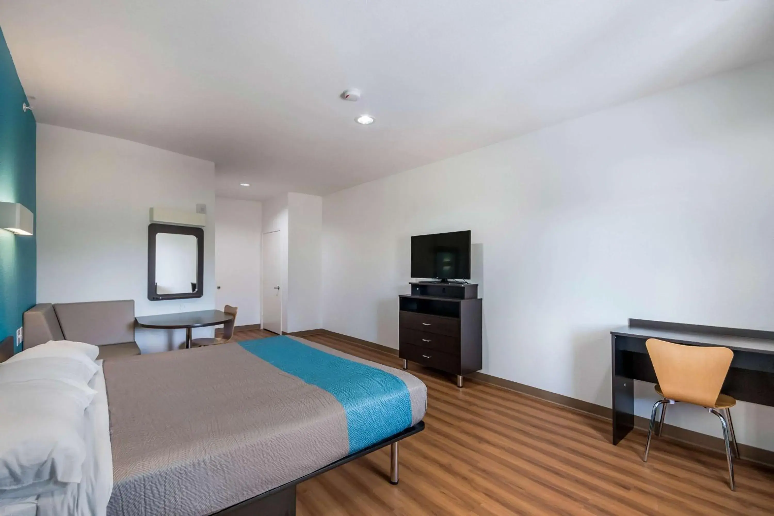 TV and multimedia, Bed in Motel 6-Channelview, TX TV and multimedia, Bed in Motel 6-Channelview, TX