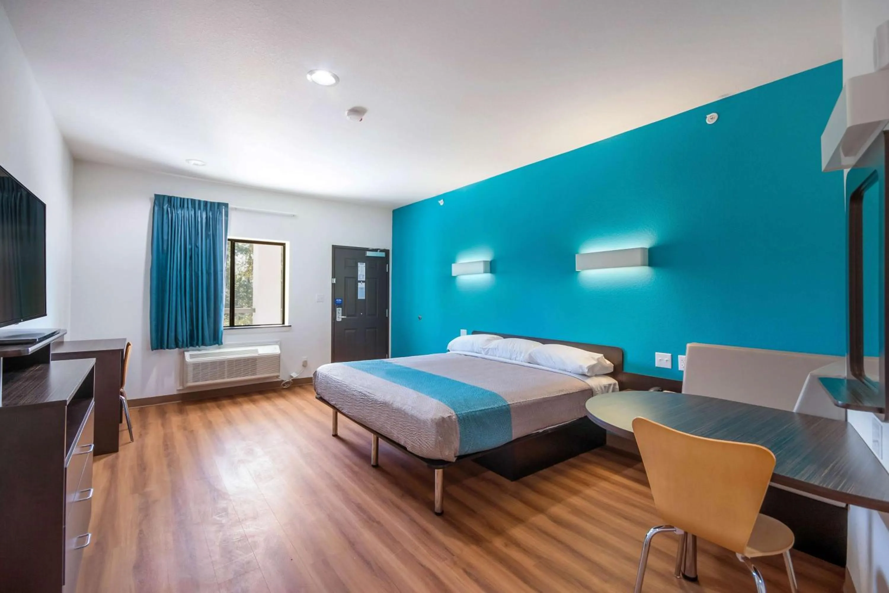 TV and multimedia, Bed in Motel 6-Channelview, TX