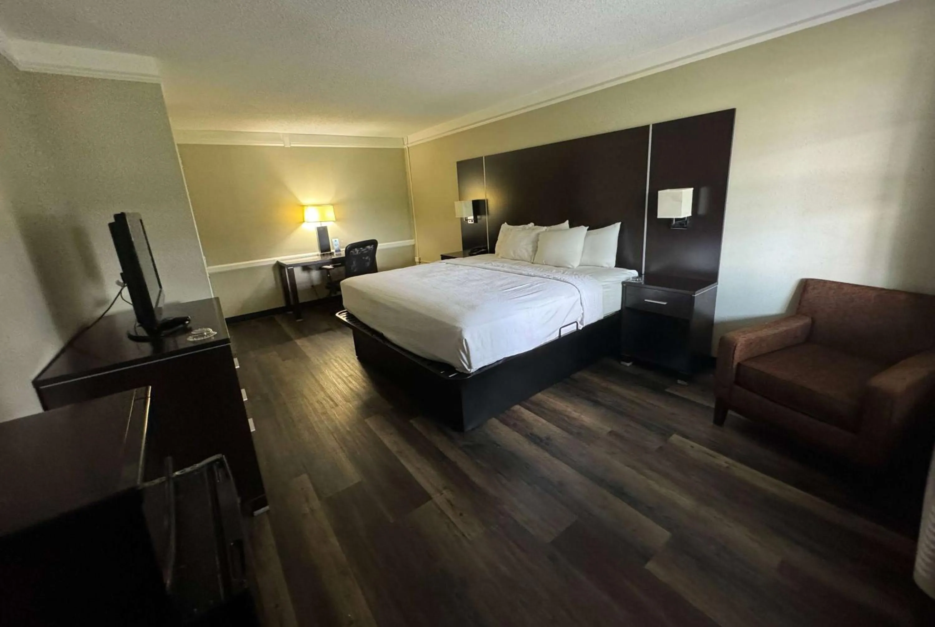 Photo of the whole room, Bed in Travelodge by Wyndham Tuscaloosa