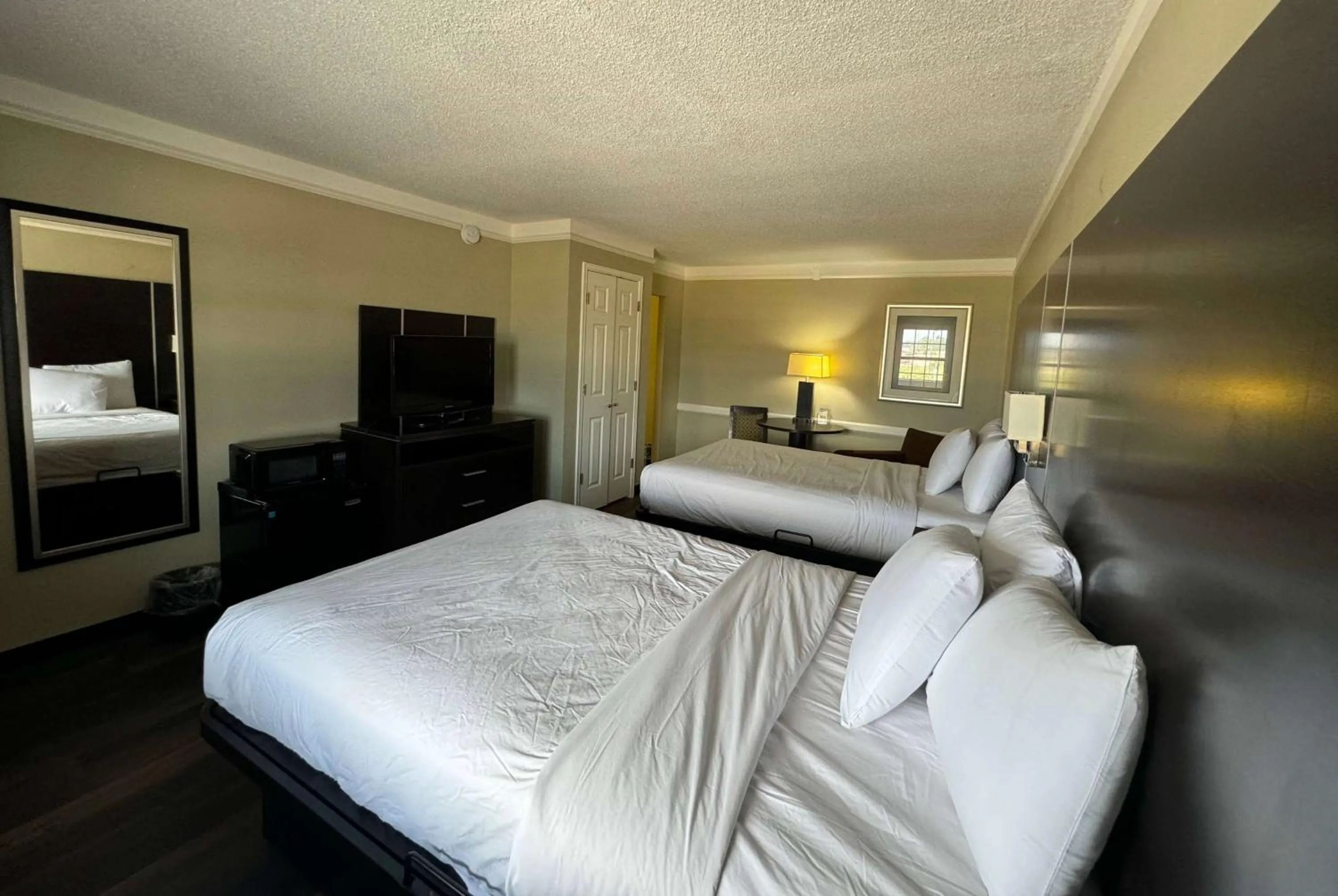 Photo of the whole room, Bed in Travelodge by Wyndham Tuscaloosa