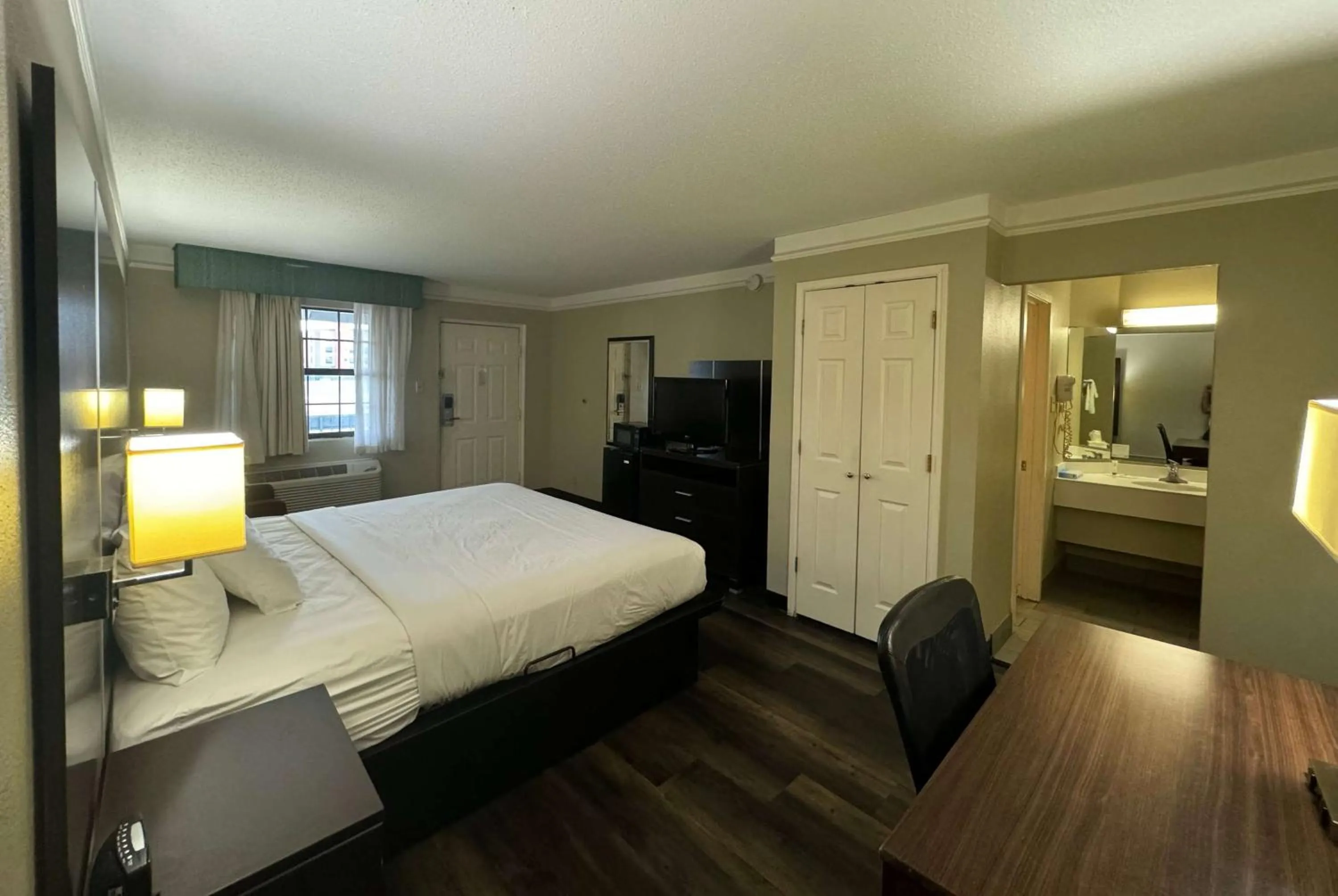 Photo of the whole room, Bed in Travelodge by Wyndham Tuscaloosa