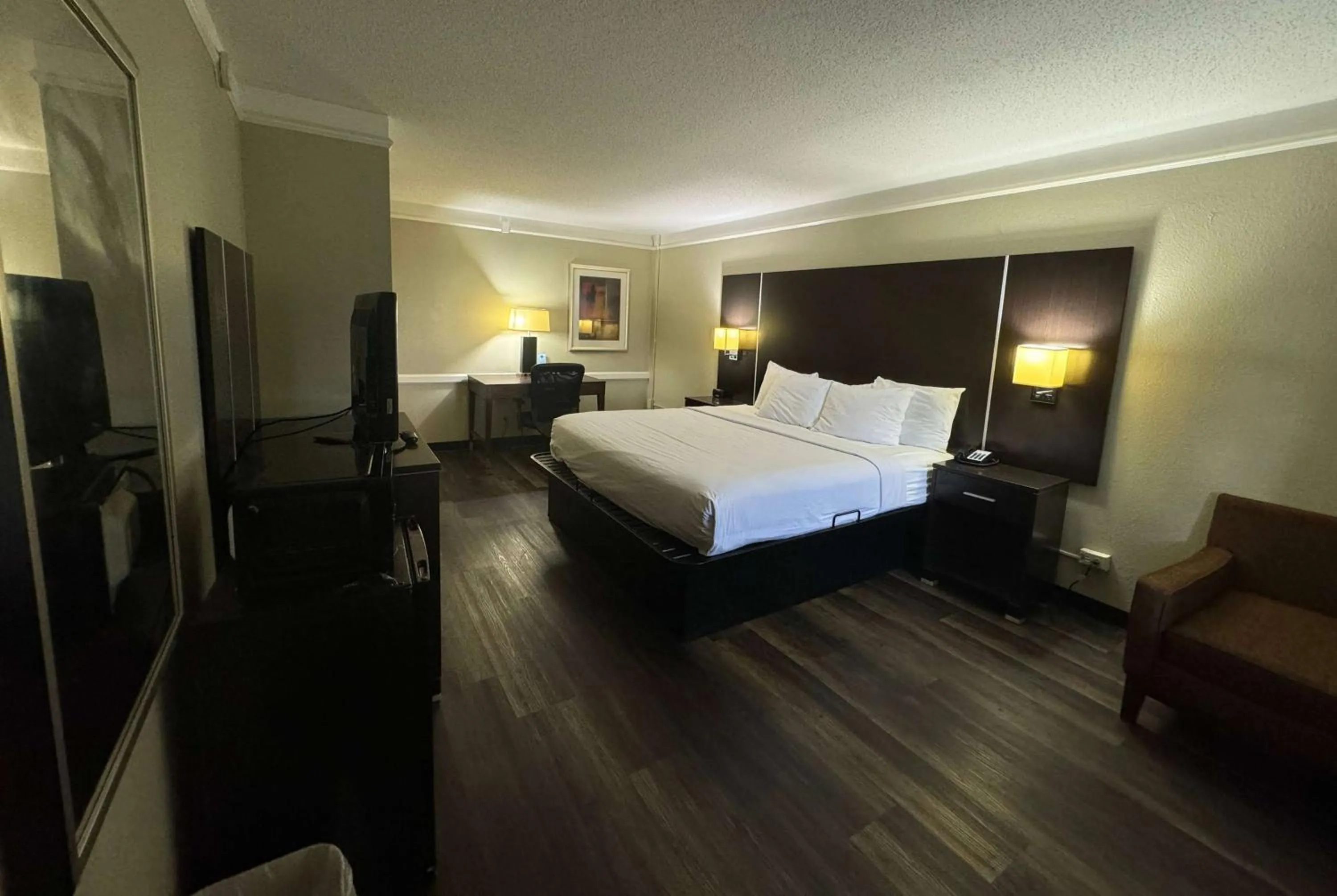 Photo of the whole room, Bed in Travelodge by Wyndham Tuscaloosa