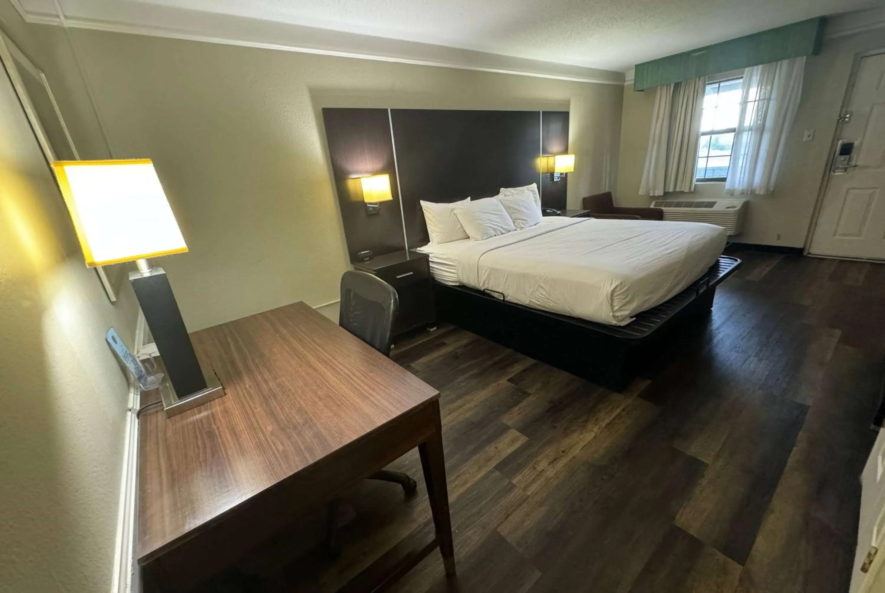 Photo of the whole room, Bed in Travelodge by Wyndham Tuscaloosa